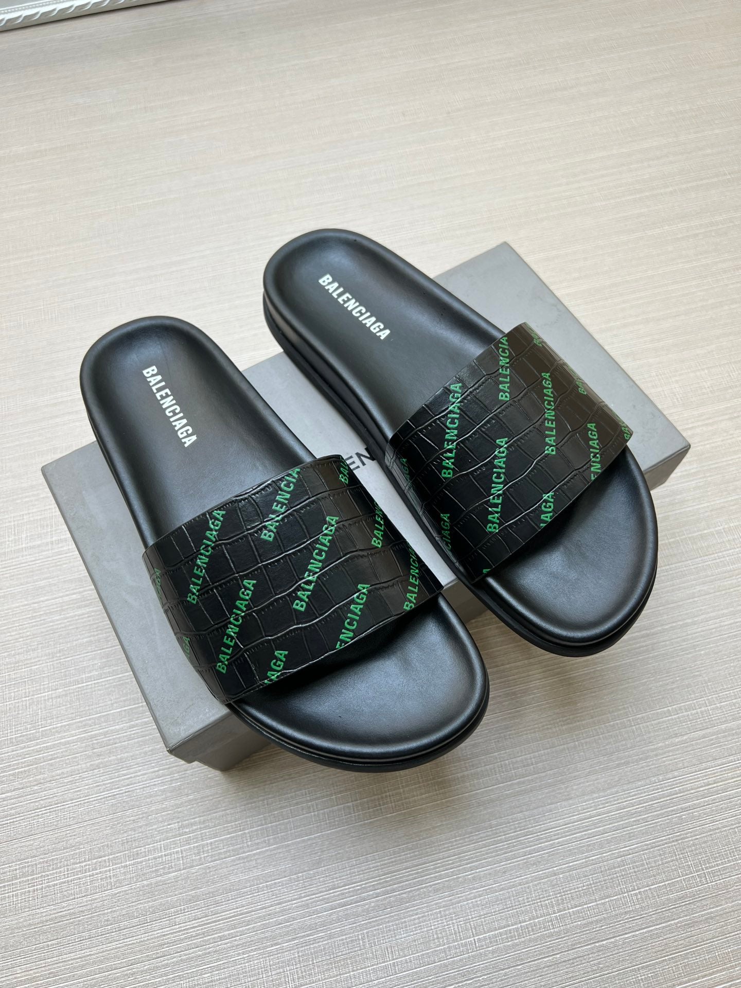 54J99ZDE Stylish slippers