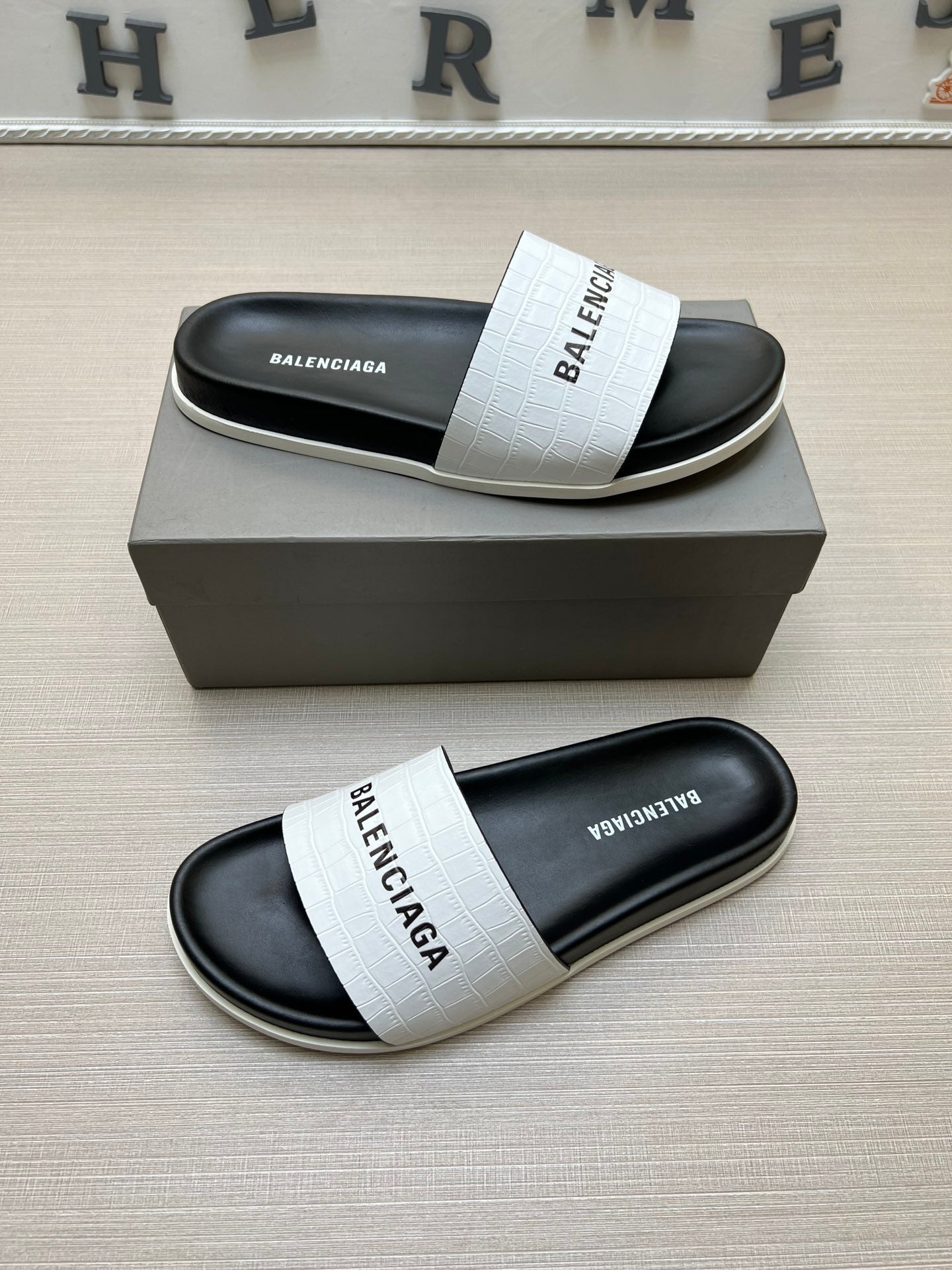 54J99ZDE Stylish slippers