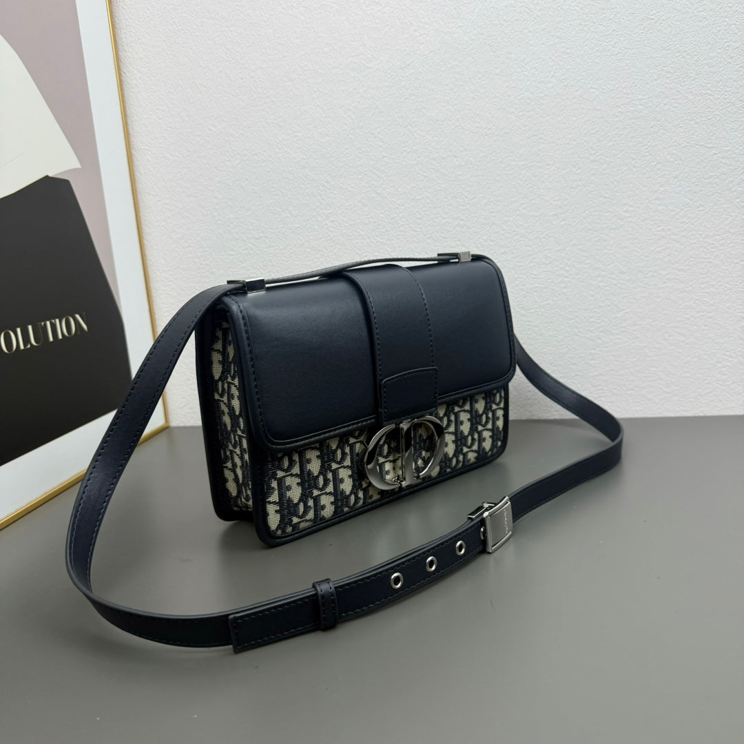 1WD82BDE Stylish leather bag