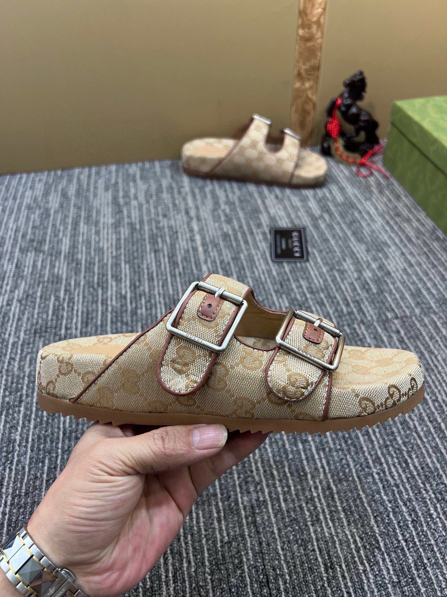 54B123ZDE Stylish slippers