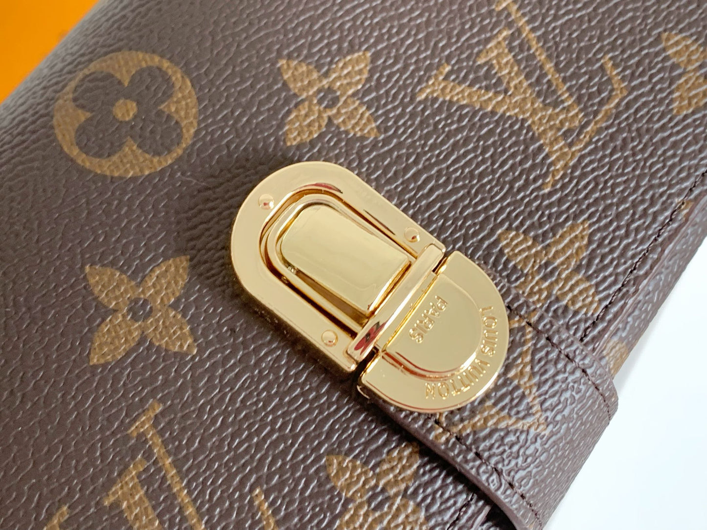 1XE73BDE Stylish leather wallets with package