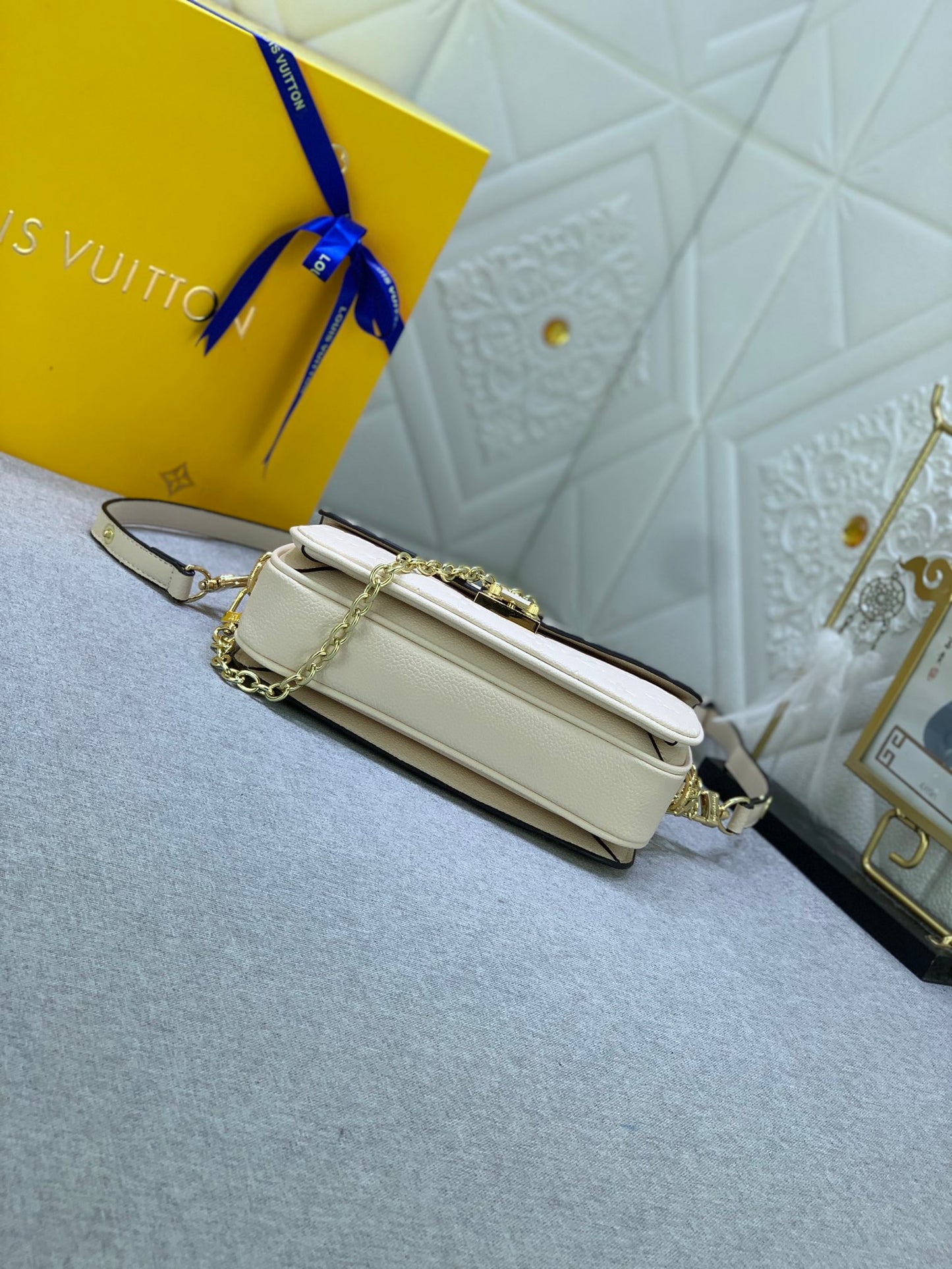 2XE43BDE Stylish leather bag 