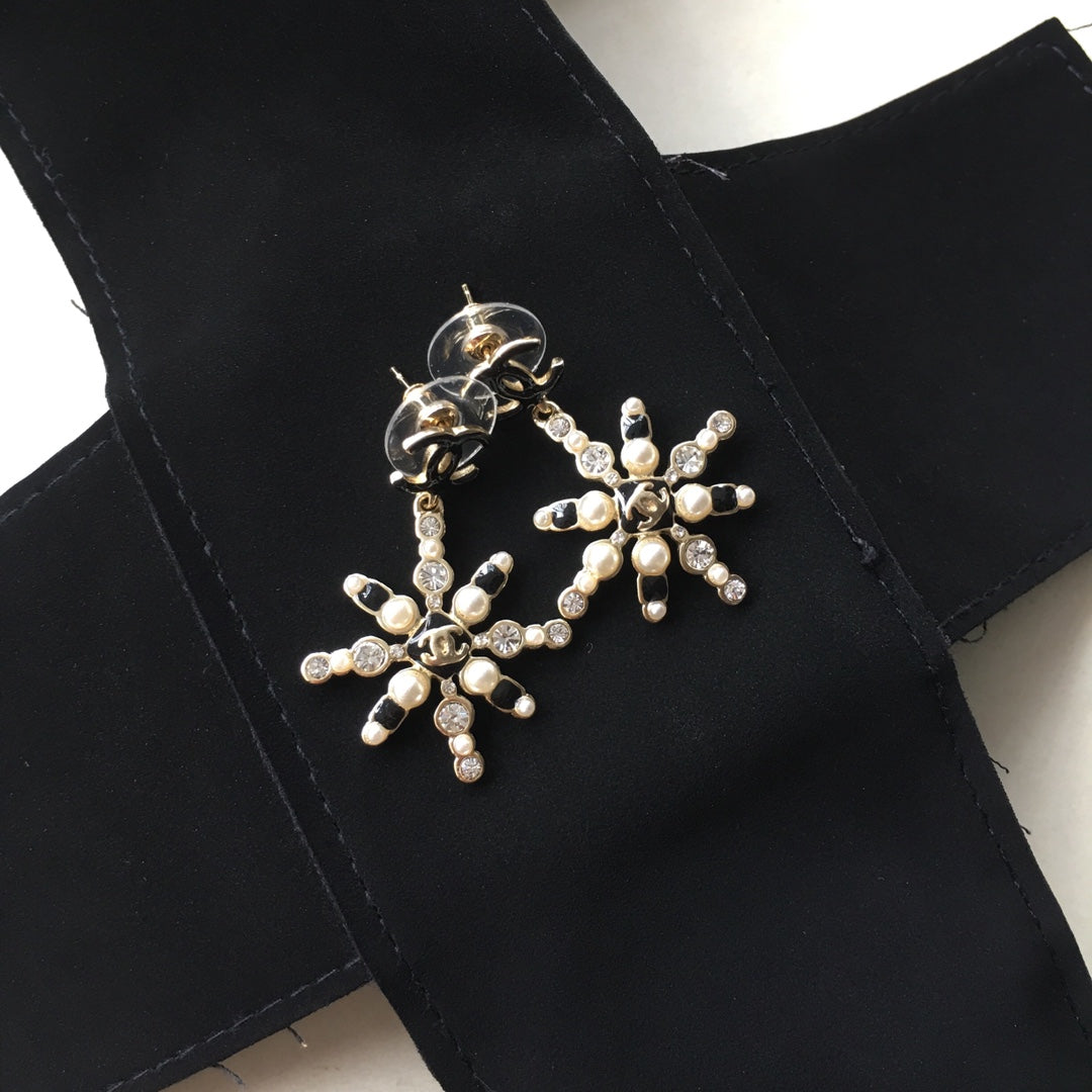 14C106EDE Stylish Earrings