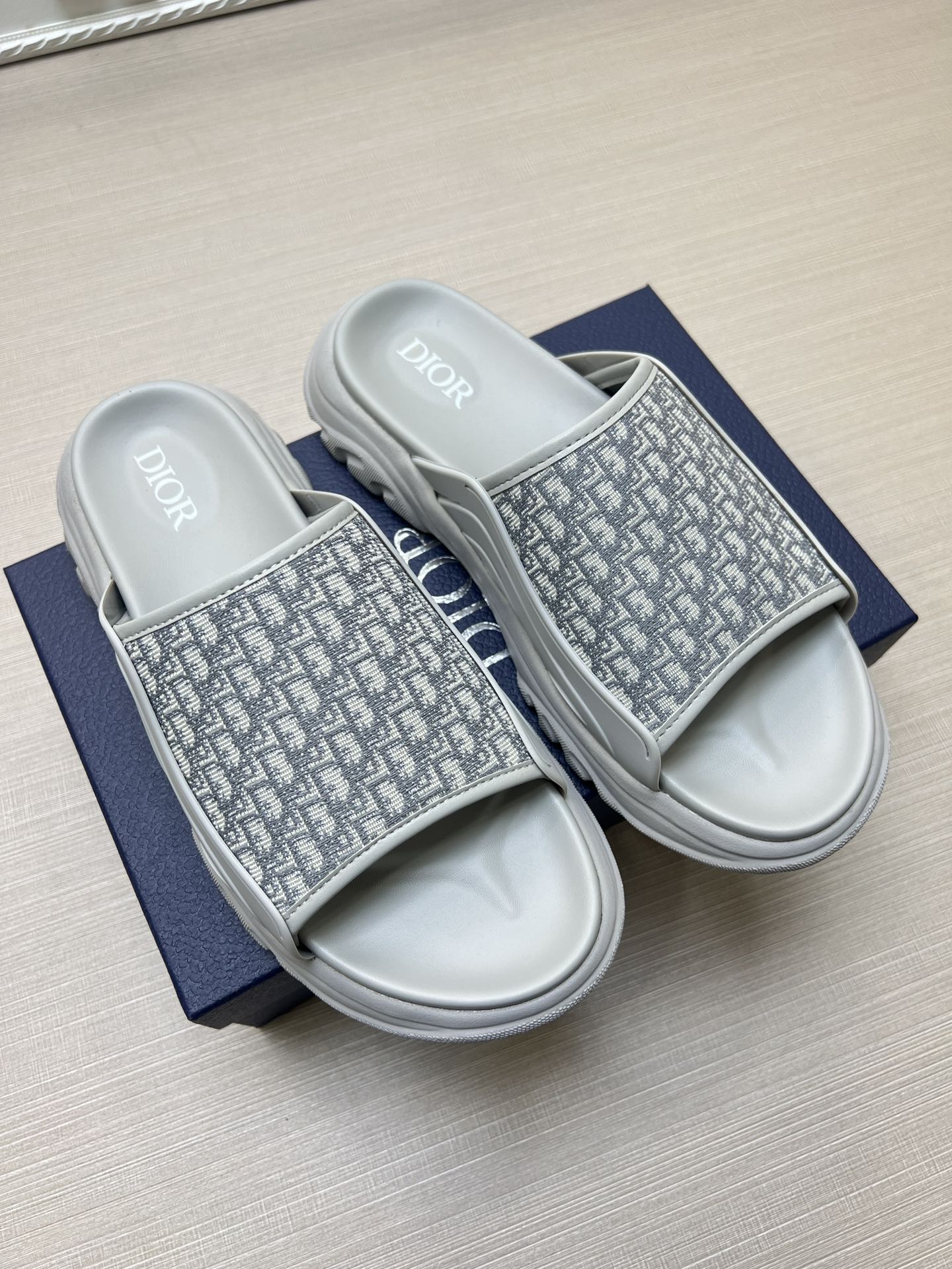 54D8ZDE Stylish slippers