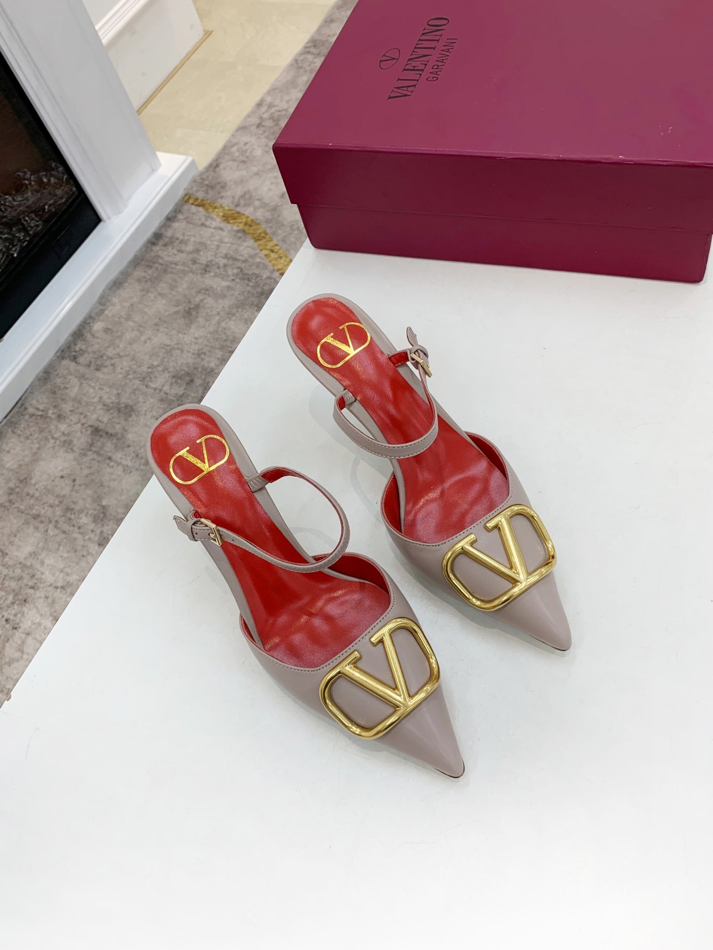 2YVL28ZDE Stylish leather  High heels