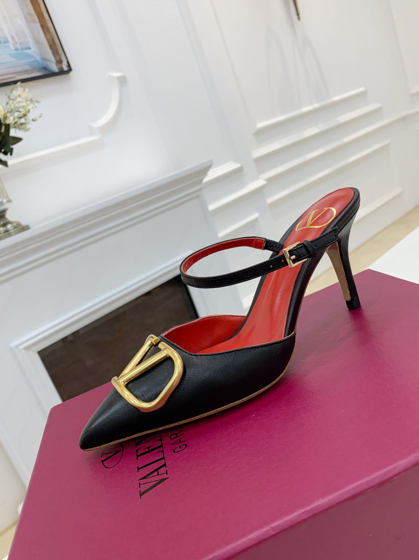 2YVL28ZDE Stylish leather  High heels