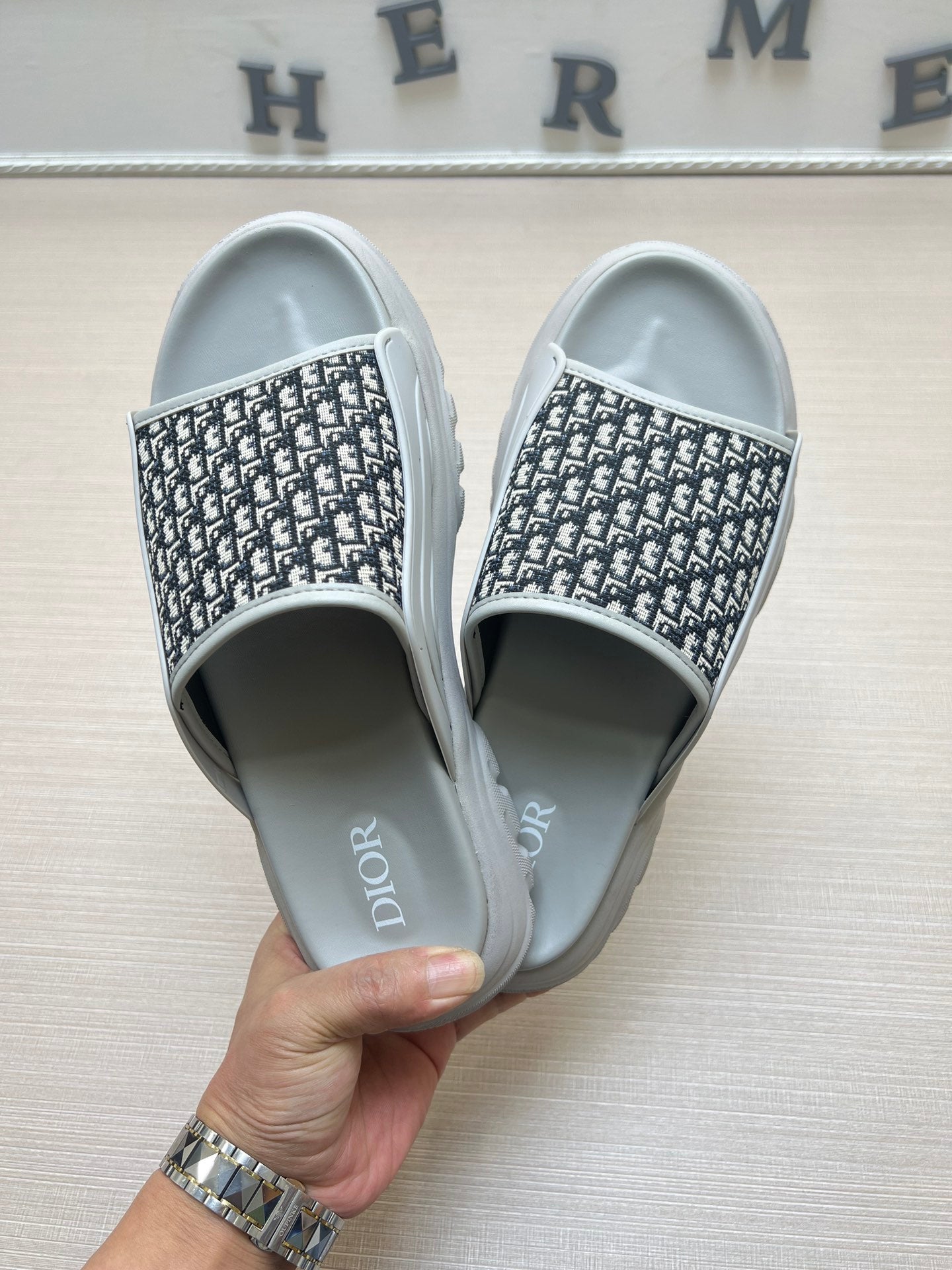 54D8ZDE Stylish slippers