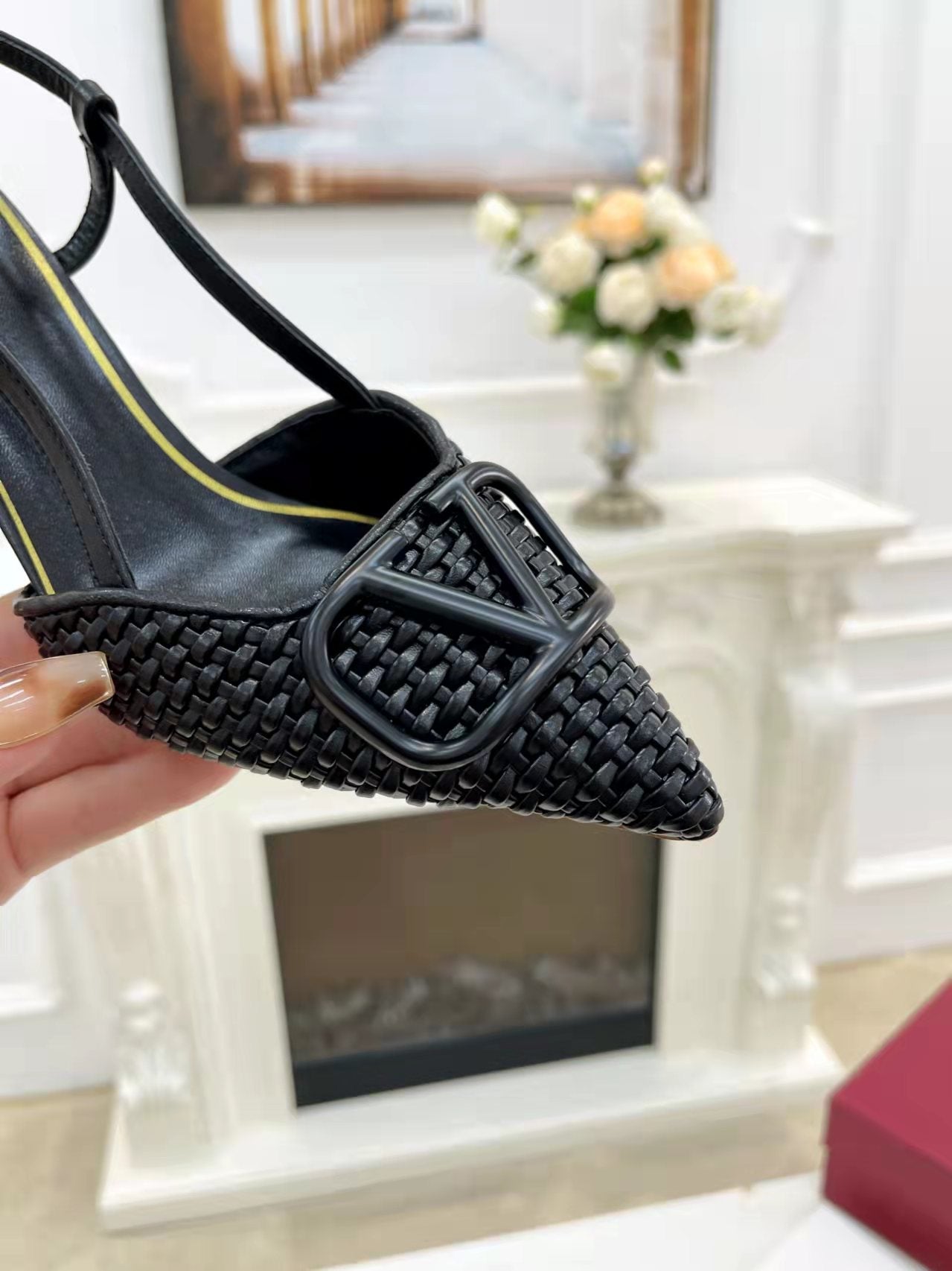 2YVL38ZDE Stylish leather  High heels