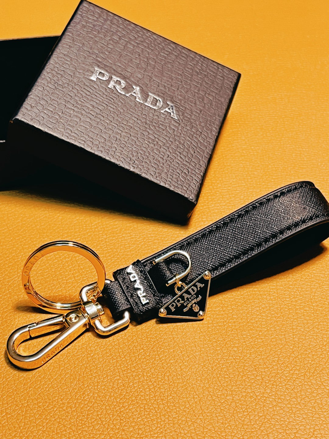 14PD27ADE Stylish key closure