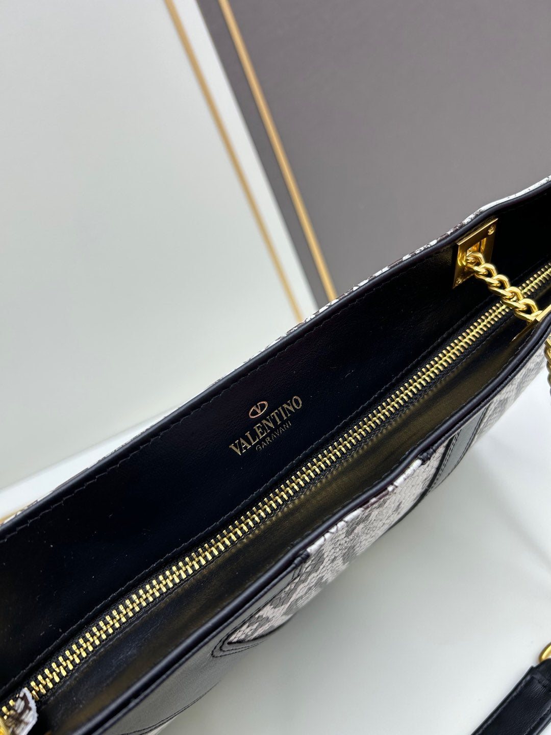 2WVL47BDE Stylish leather bag