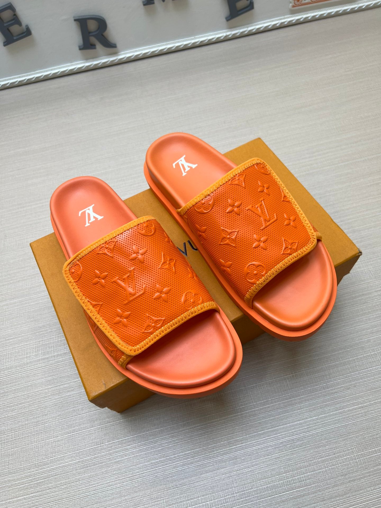 54E112ZDE Stylish slippers