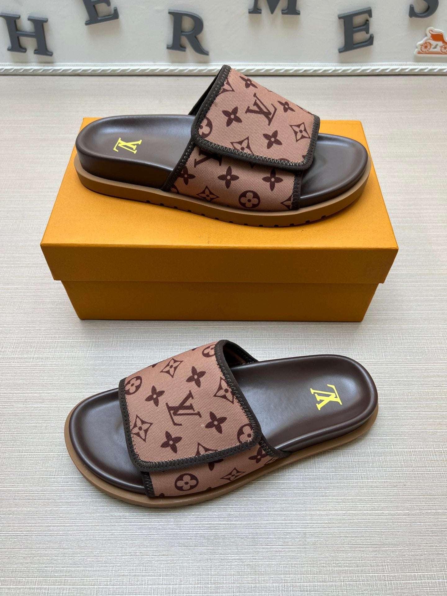 54E14ZDE Stylish slippers