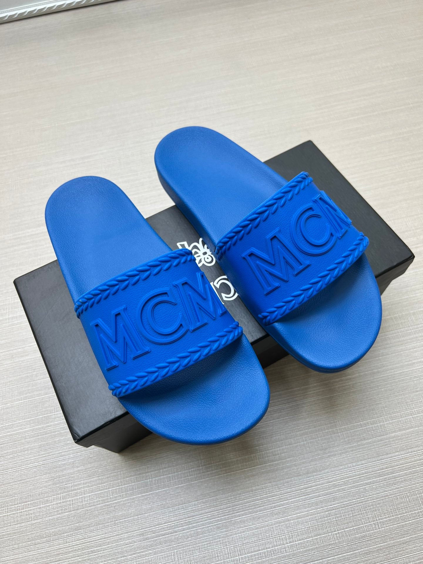 54M42ZDE Stylish slippers