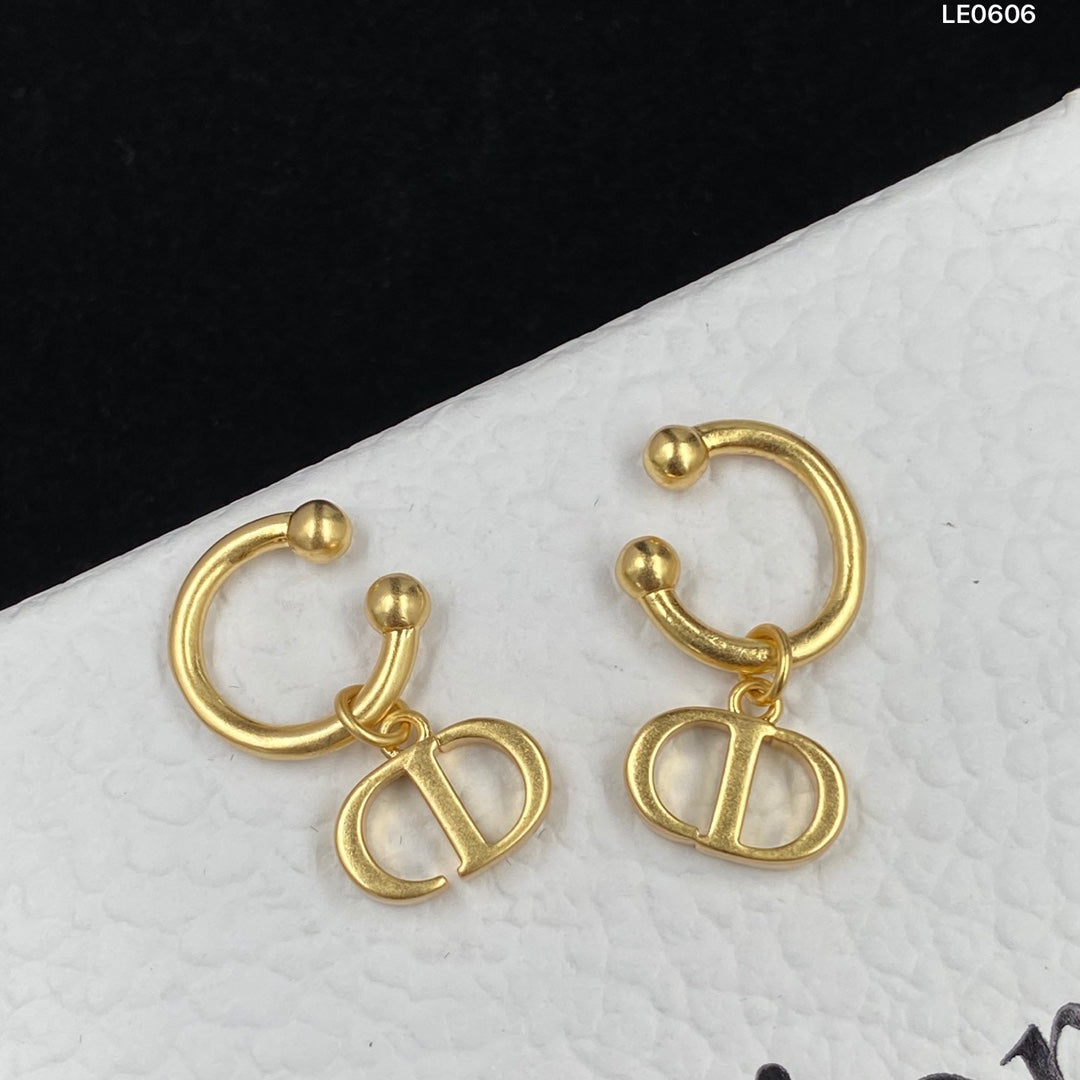 1YD196EDE Stylish Earrings