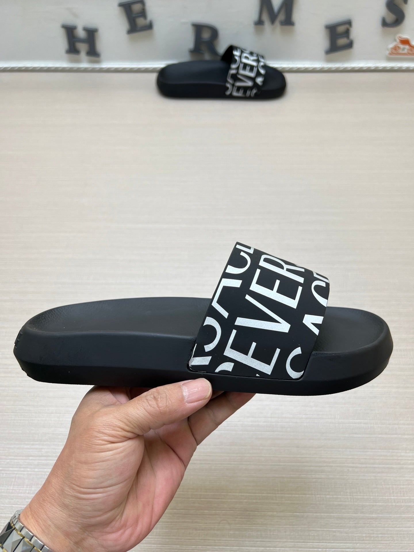 54V108ZDE Stylish slippers