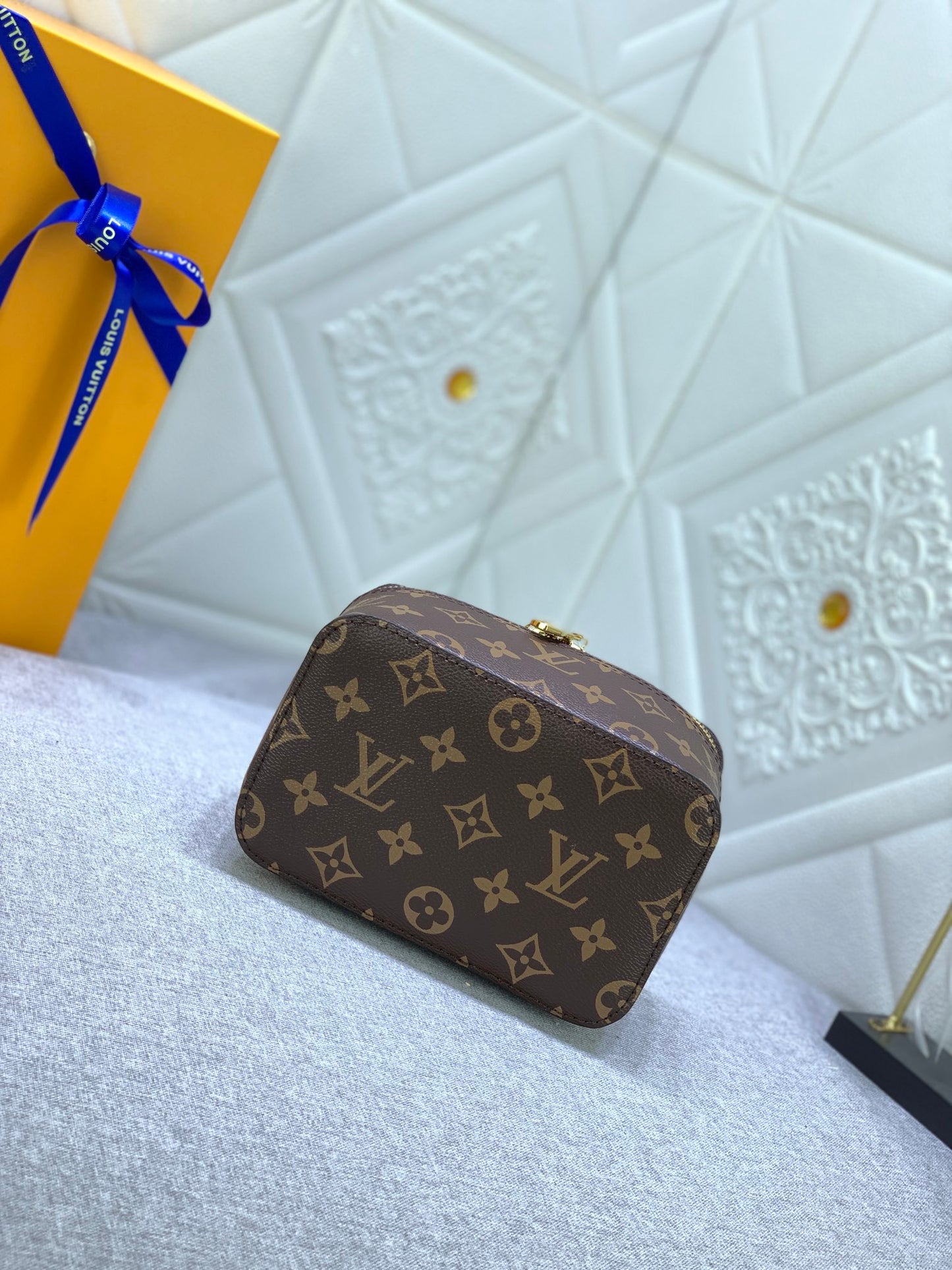 1XE272BDE Stylish leather bag 