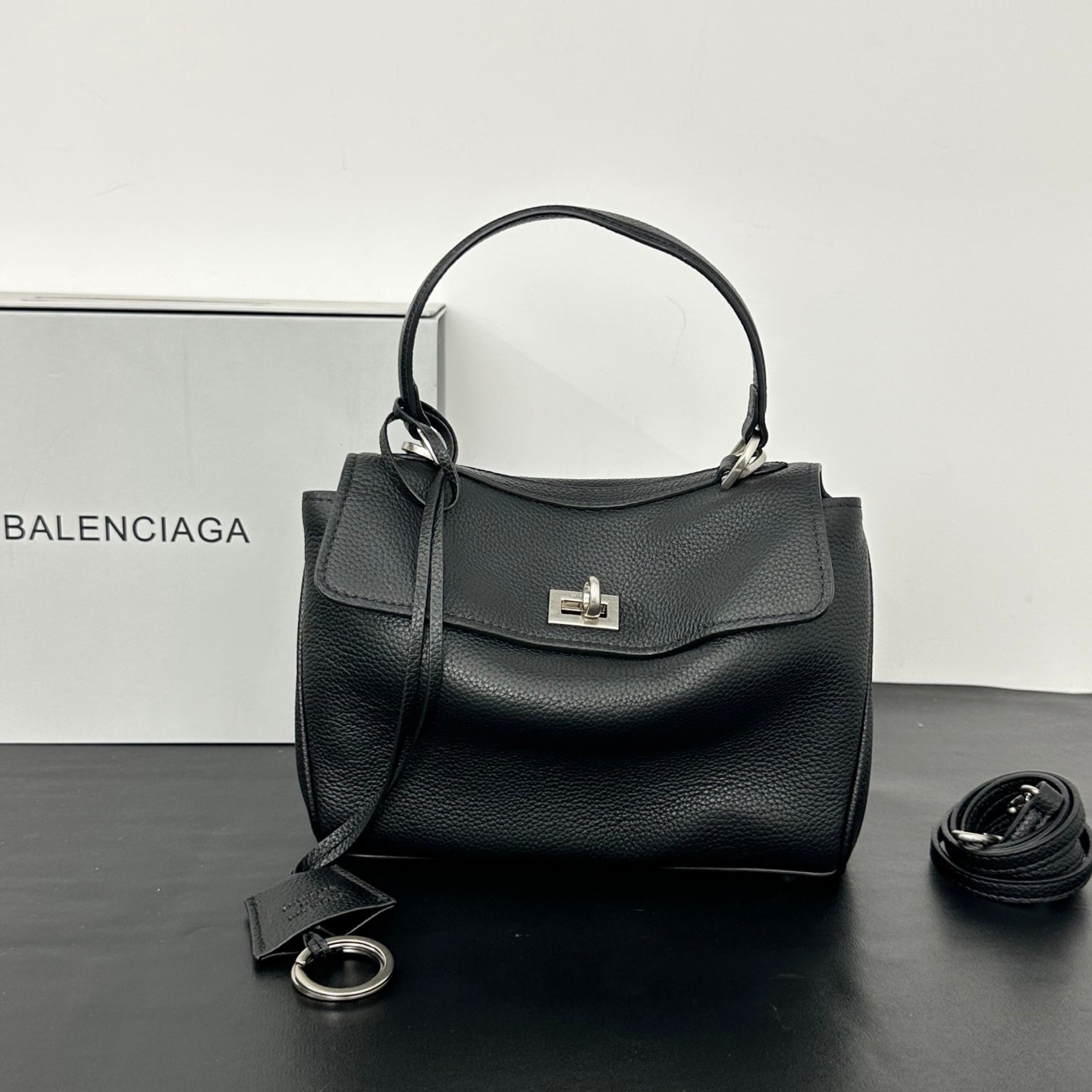 15XJ4BDE Stylish leather bag