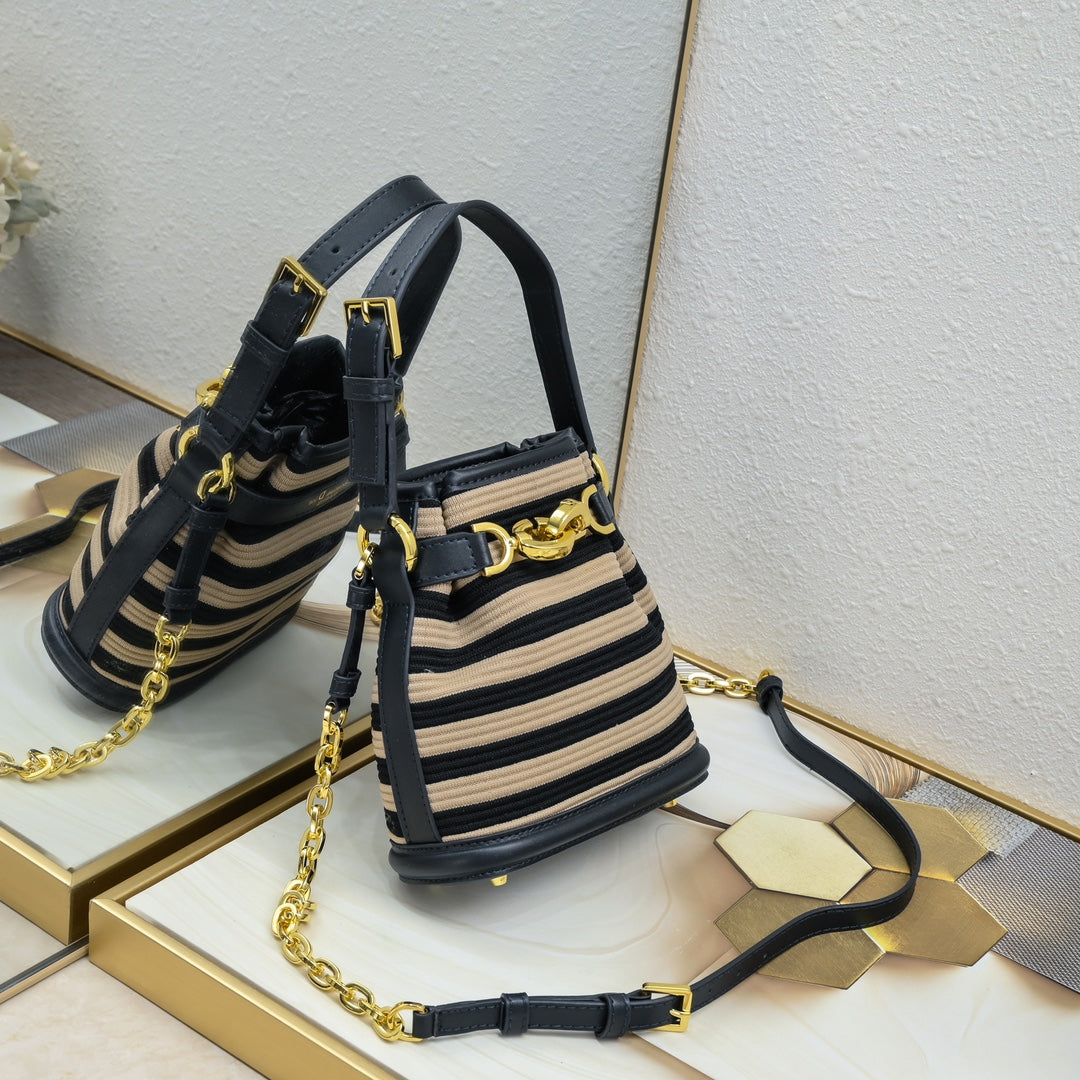 2XD370BDE Stylish leather bag 