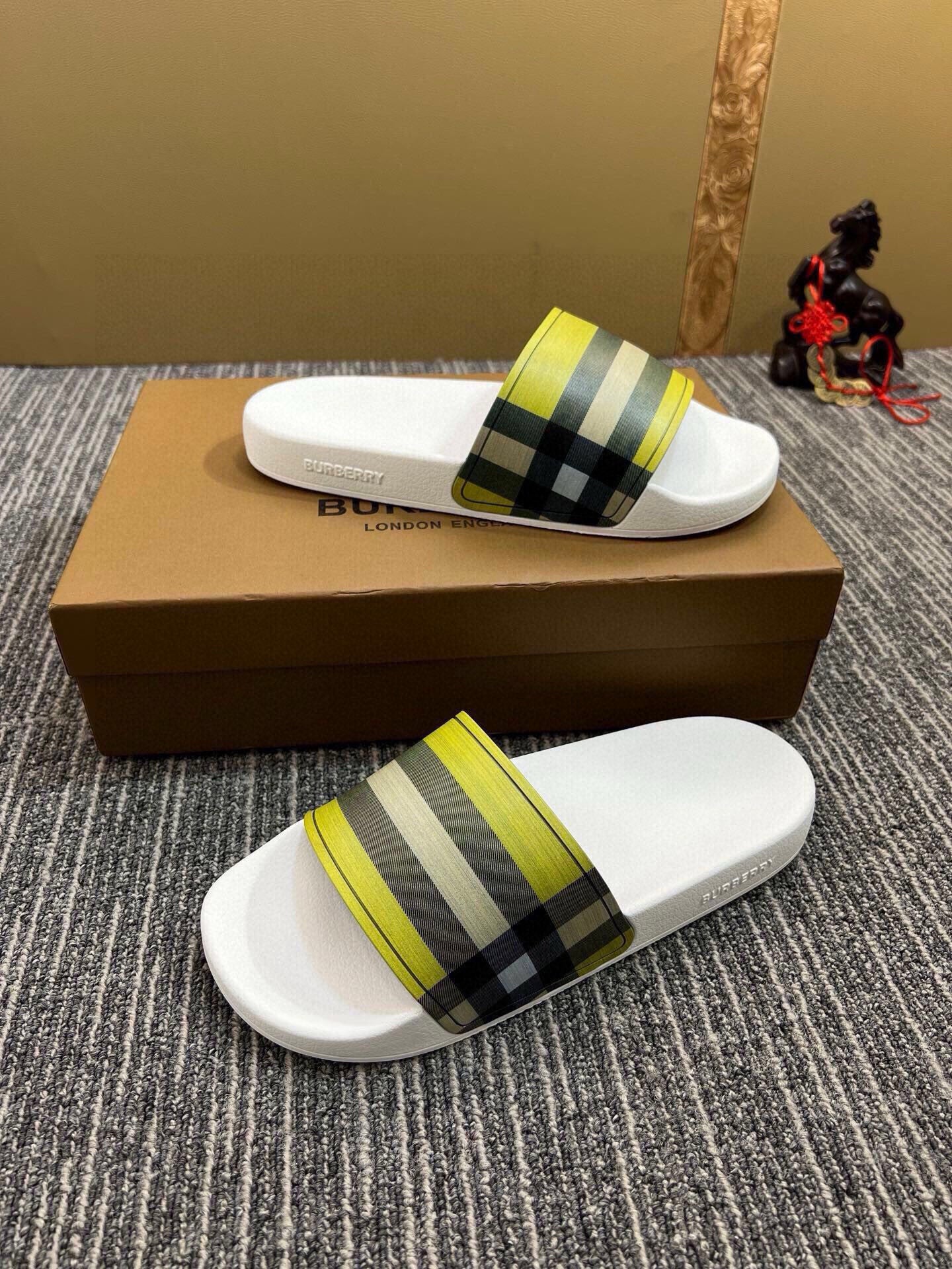 535ZR261ZDE Stylish Slippers