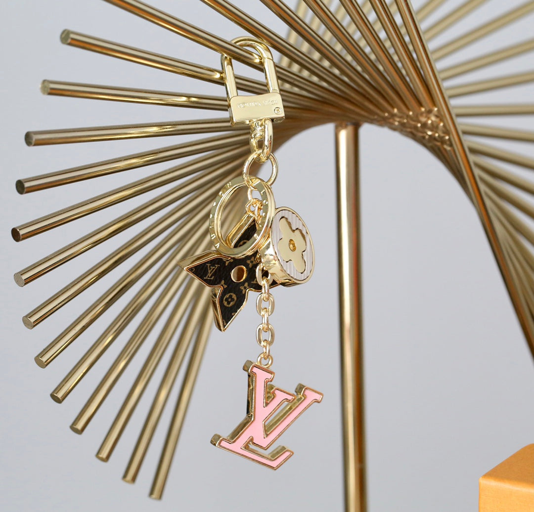 165XE13ADE Stylish Keychains