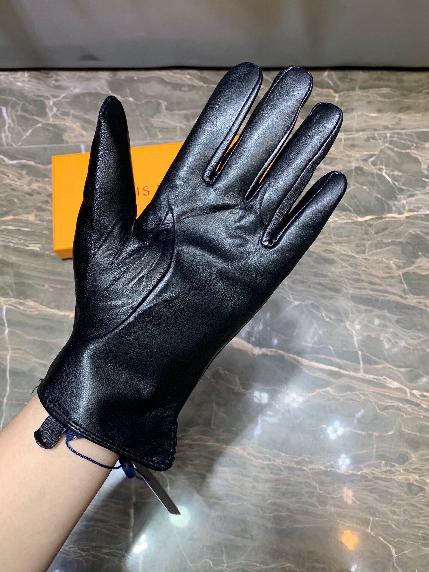 24E97SDE Stylish gloves