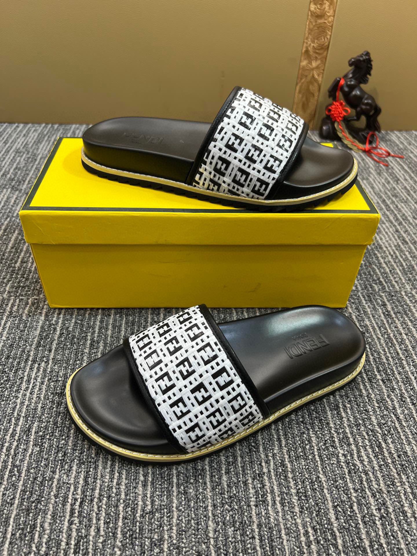 5XF104ZDE Stylish Slippers