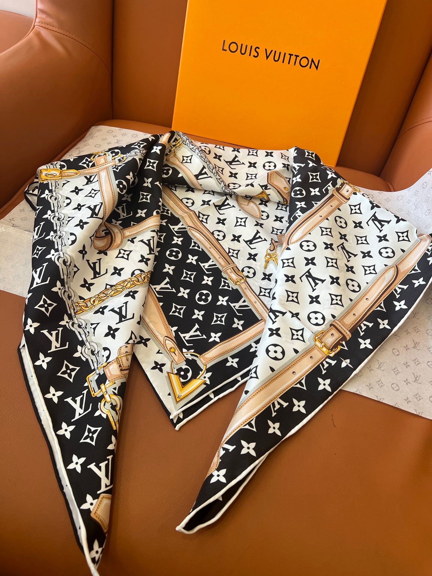 155NE81WDE Stylish Silk Scarve