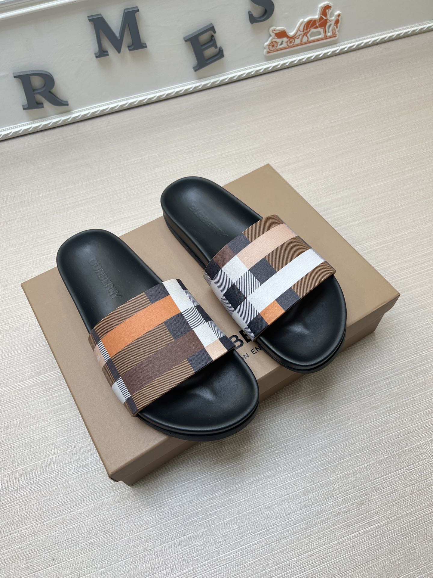 54R119ZDE Stylish slippers