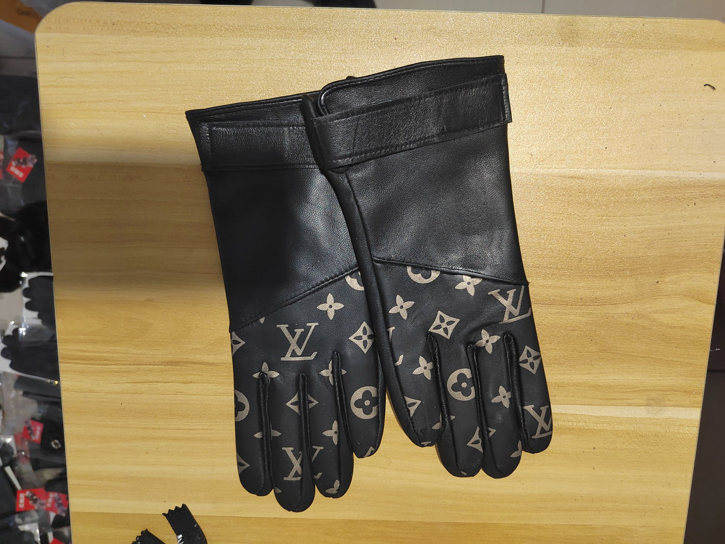 24E80SDE Stylish gloves