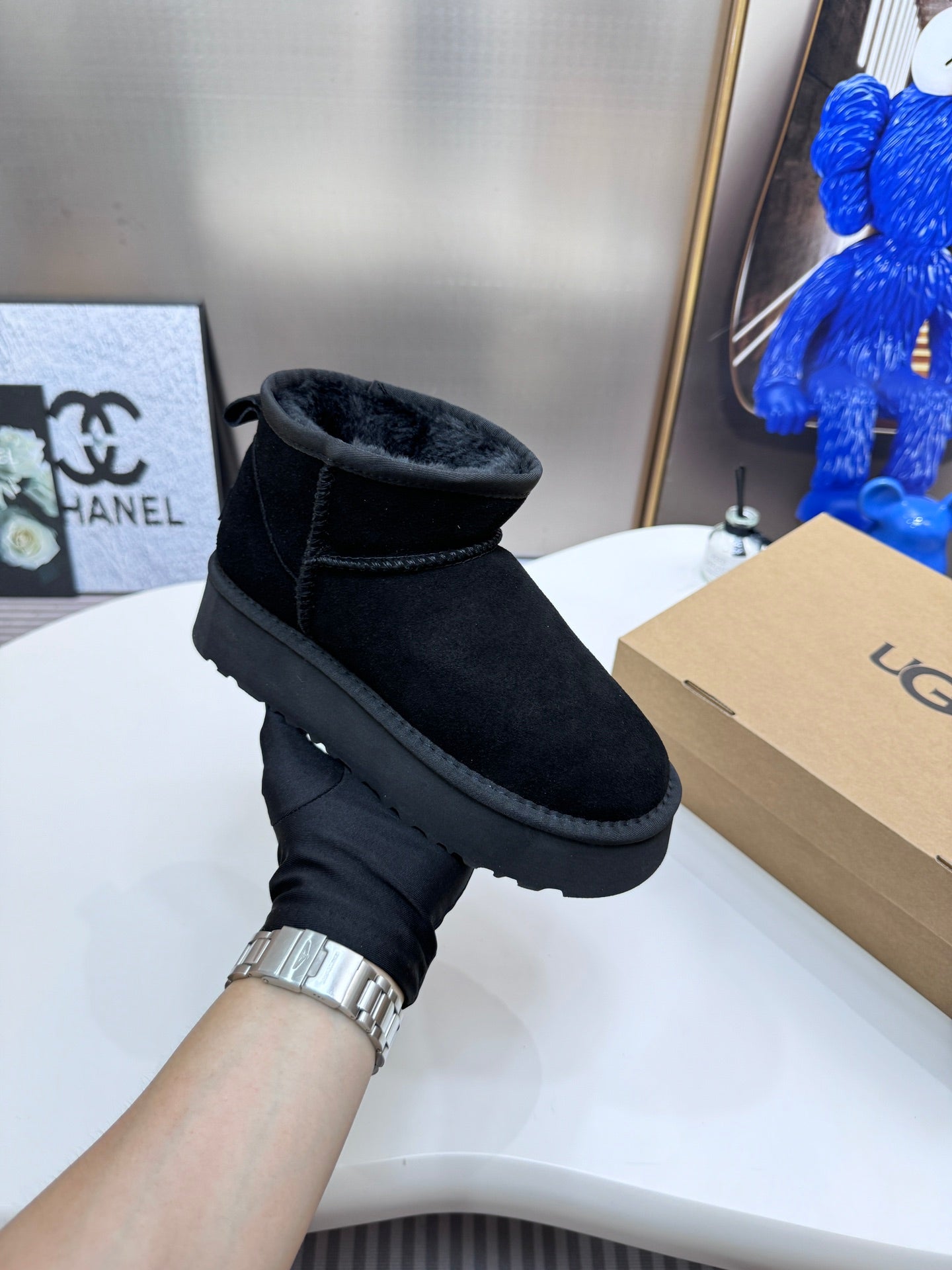 1LU9ZDE Stylish snow boots