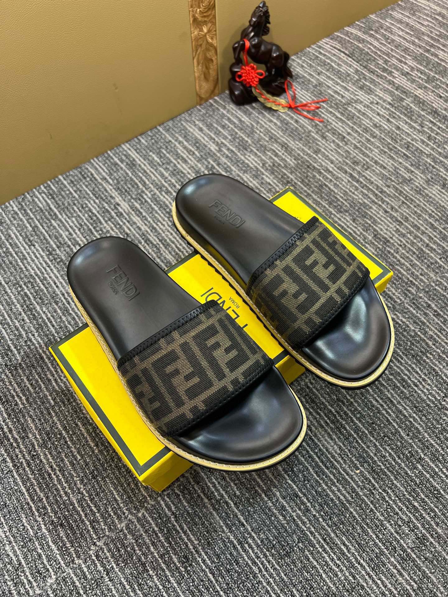5XF105ZDE Stylish Slippers