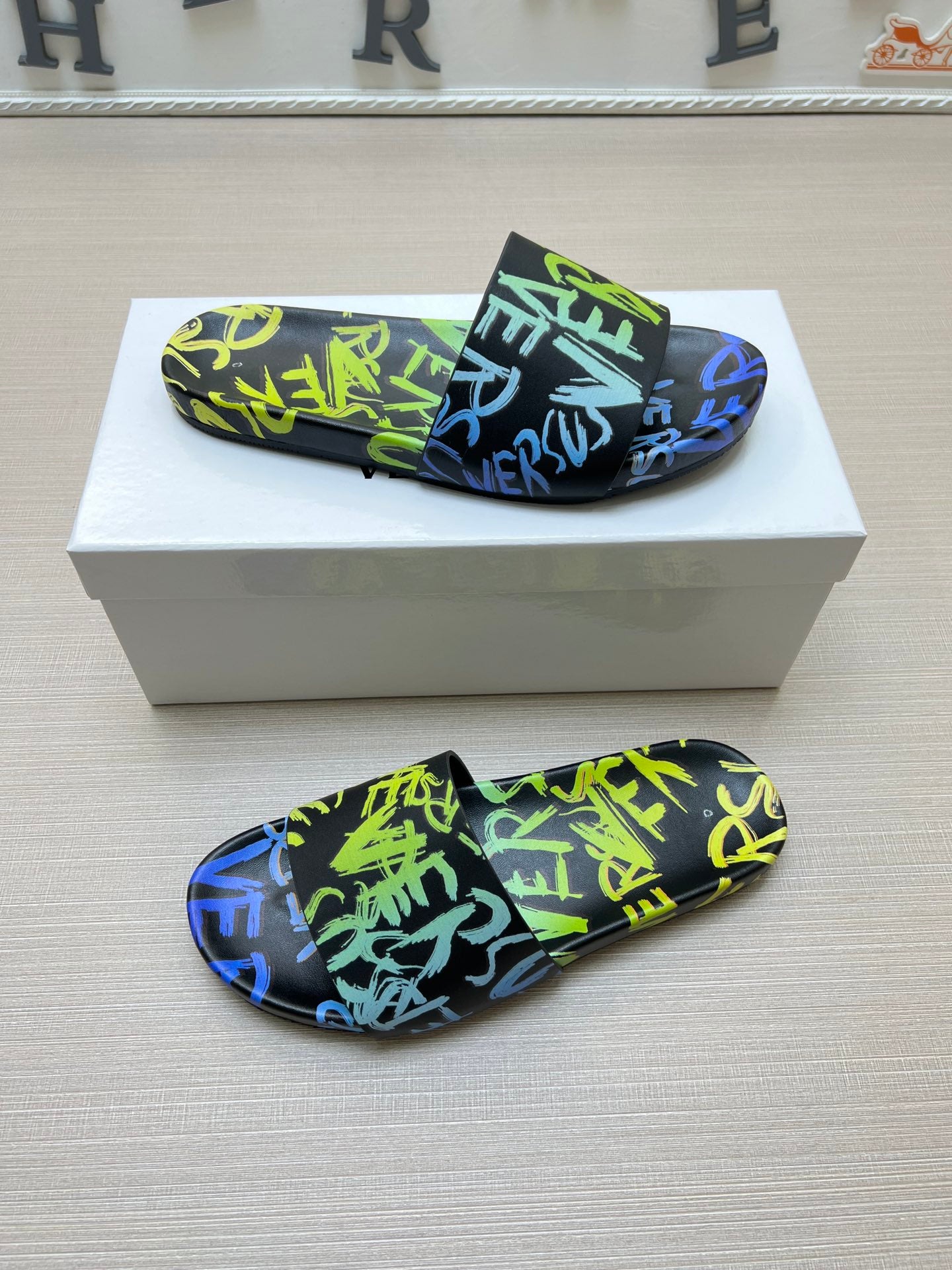 54V94ZDE Stylish slippers