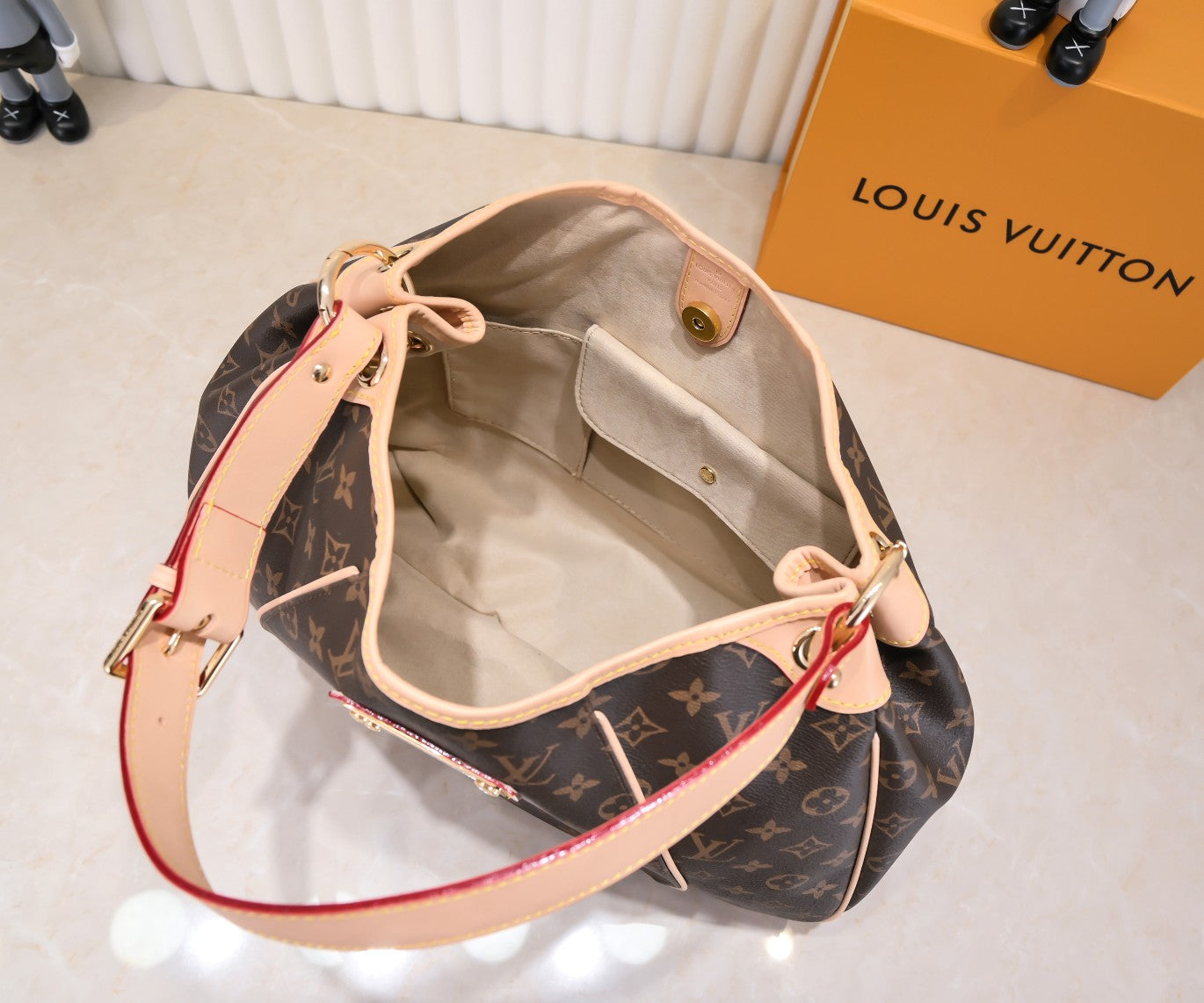 1XE63BDE Stylish leather bag 