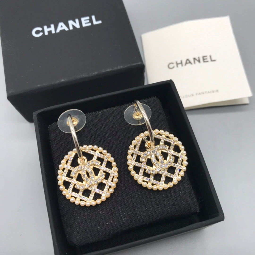 14C19EDE Stylish Earrings