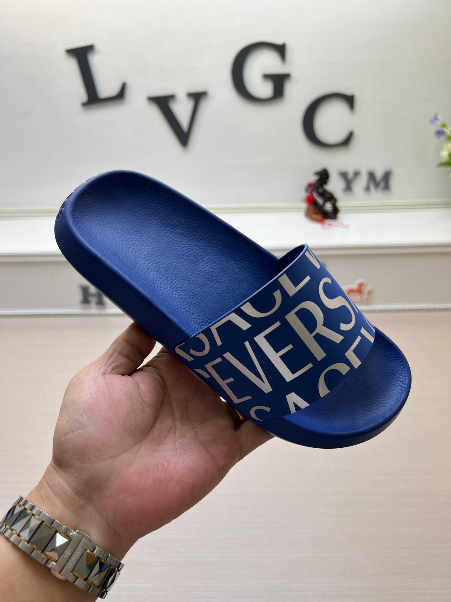 54V108ZDE Stylish slippers