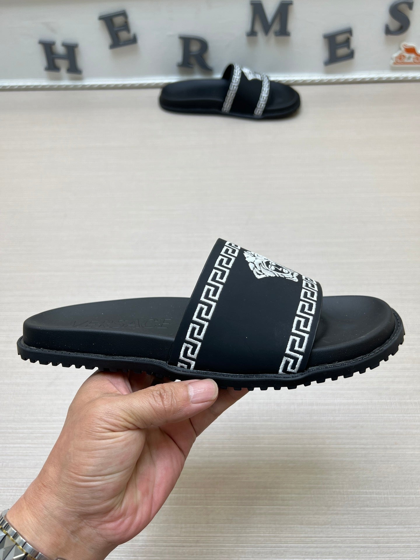 54V53ZDE Stylish slippers