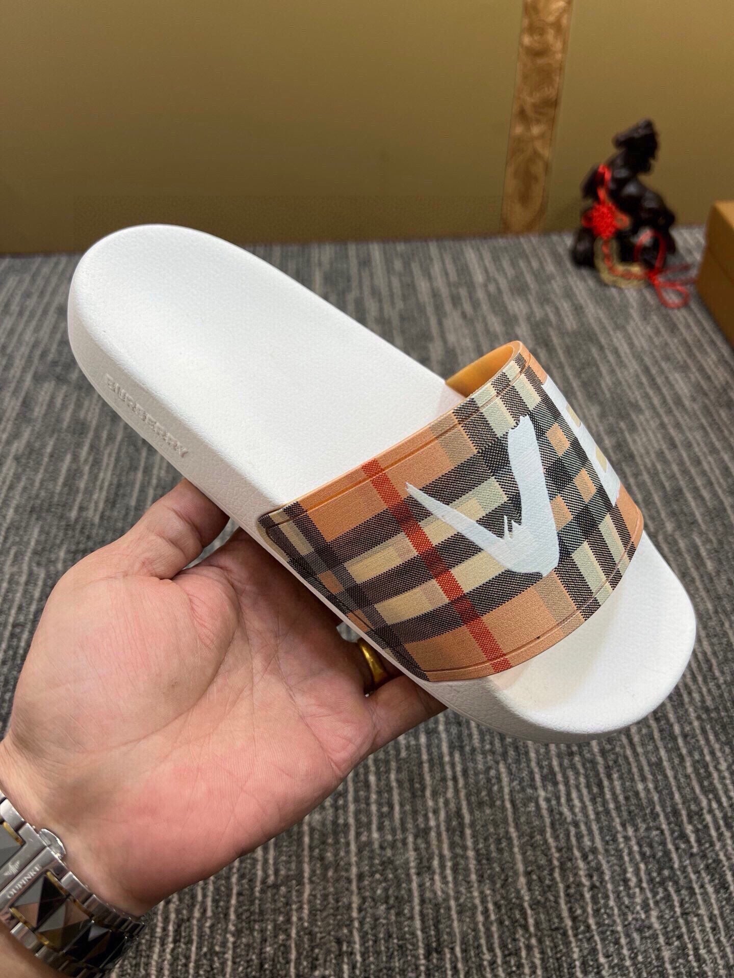 535ZR260ZDE Stylish Slippers