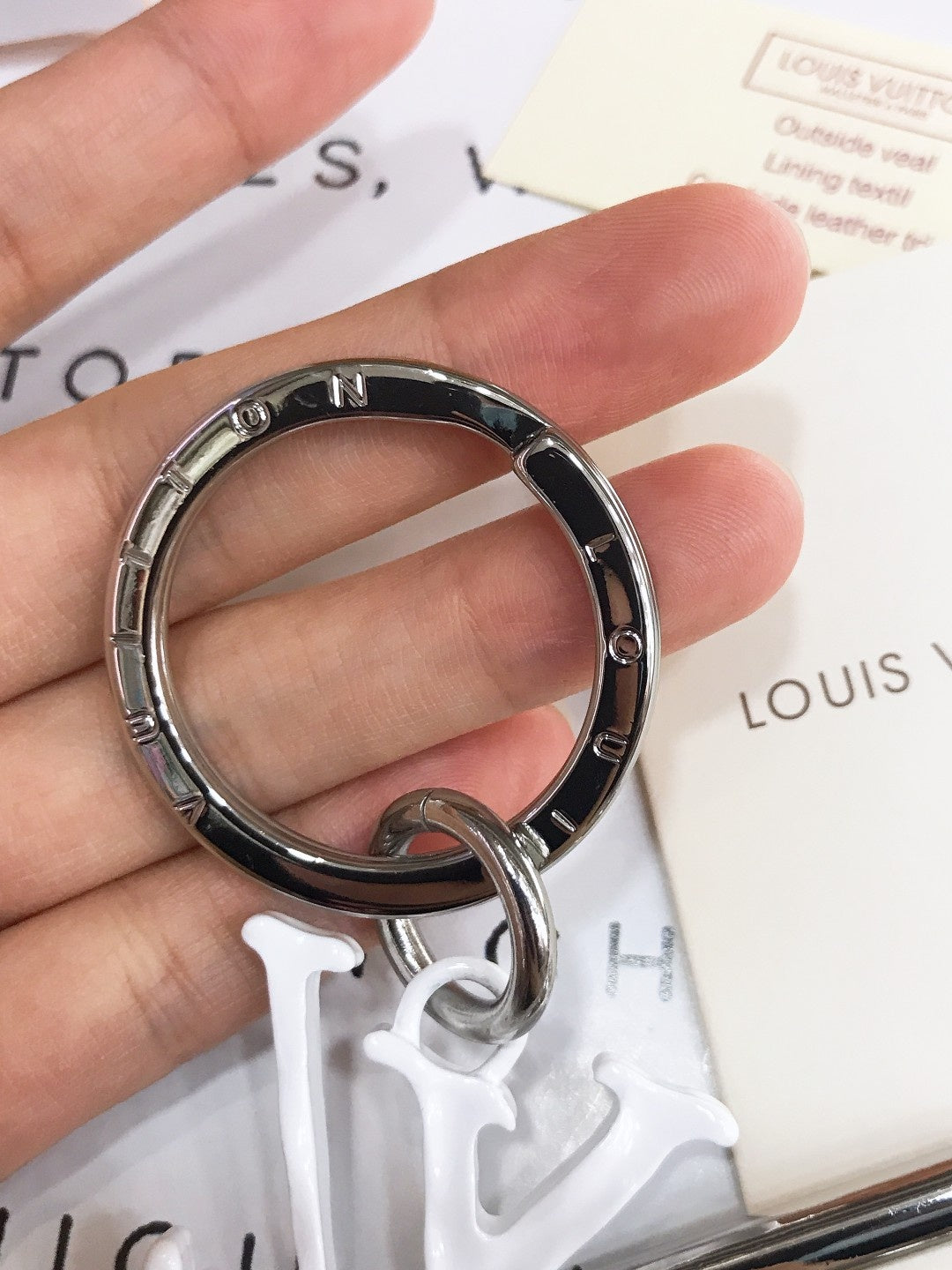 14E29ADE Stylish key closure