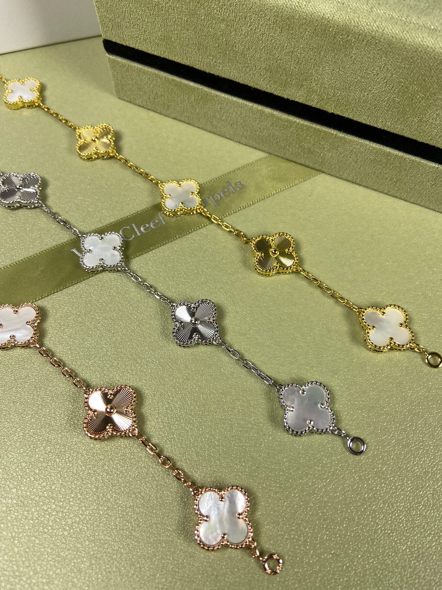 5XVA181KDE Stylish bracelets  5 flowers normal size1.5cm flower