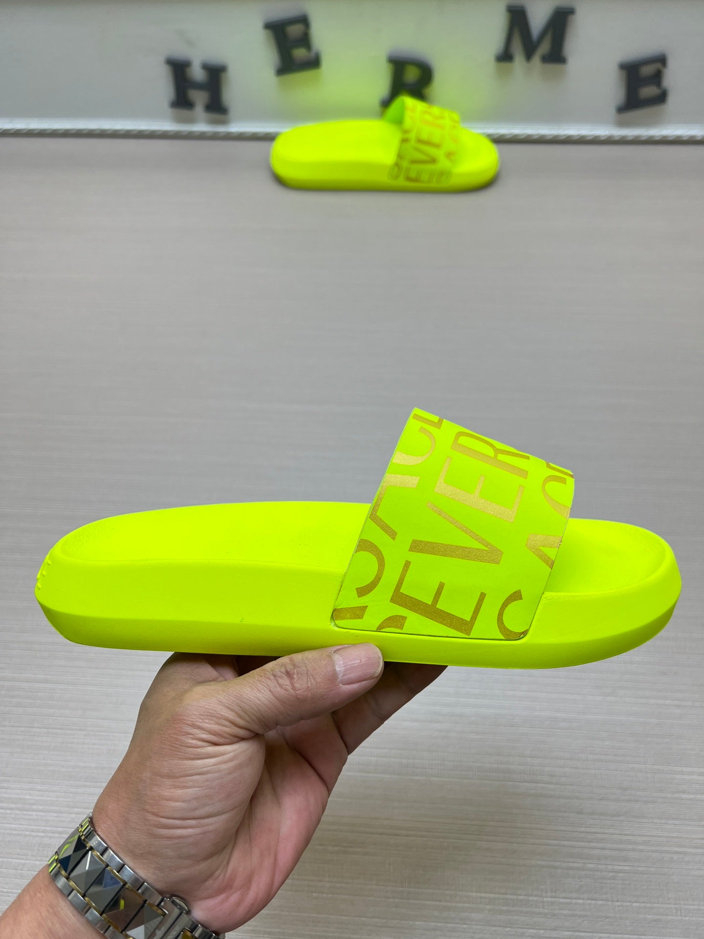 54V108ZDE Stylish slippers