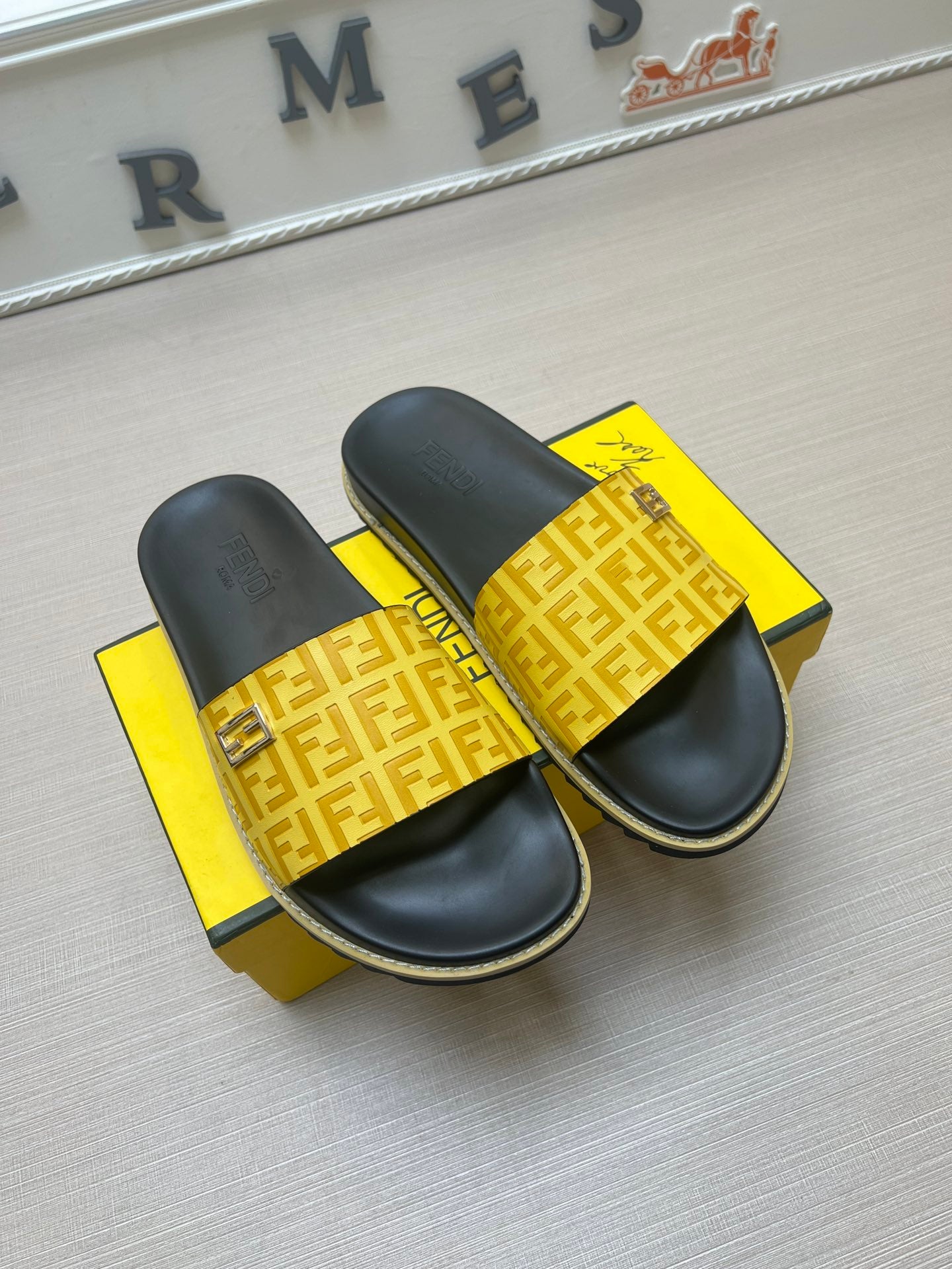 54F121ZDE Stylish slippers