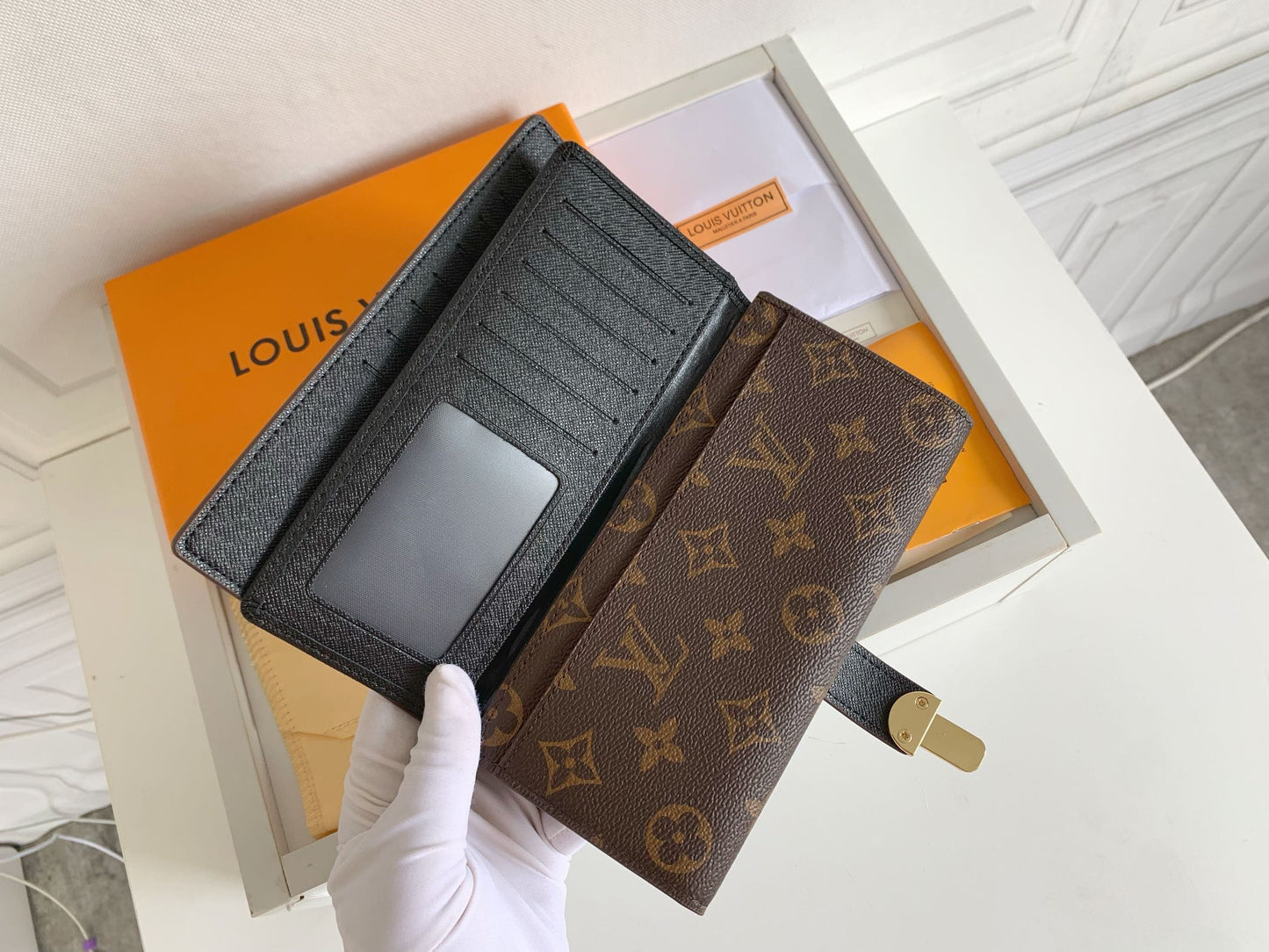 1XE73BDE Stylish leather wallets with package