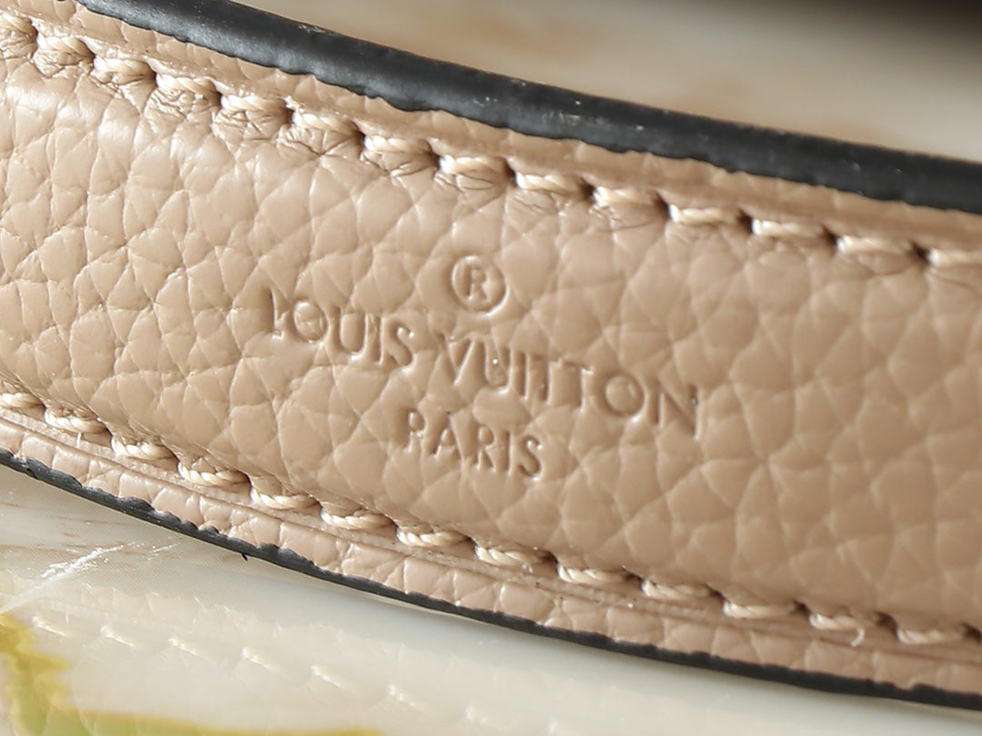 15XE4BDE Stylish leather bag