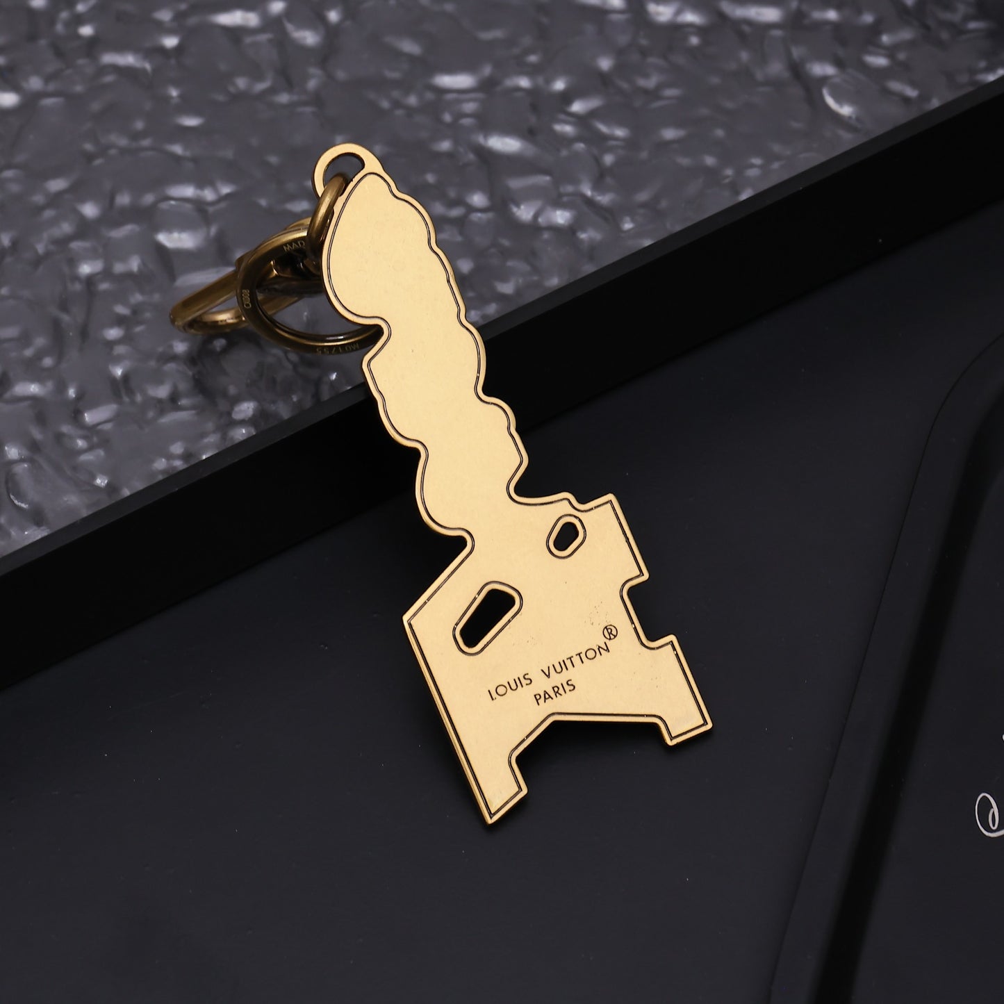 14E16ADE Stylish key closure