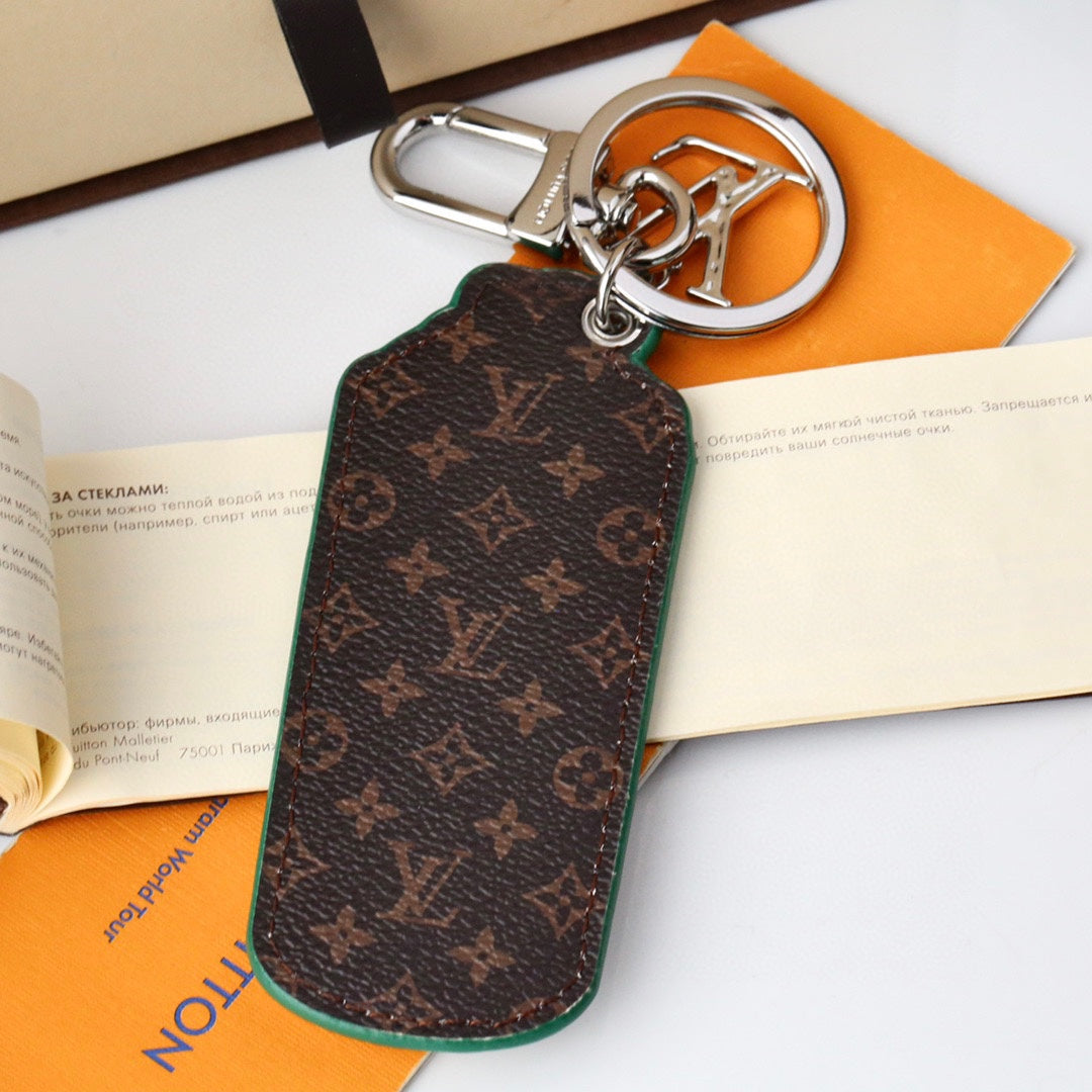 3RE24ADE Stylish key closure