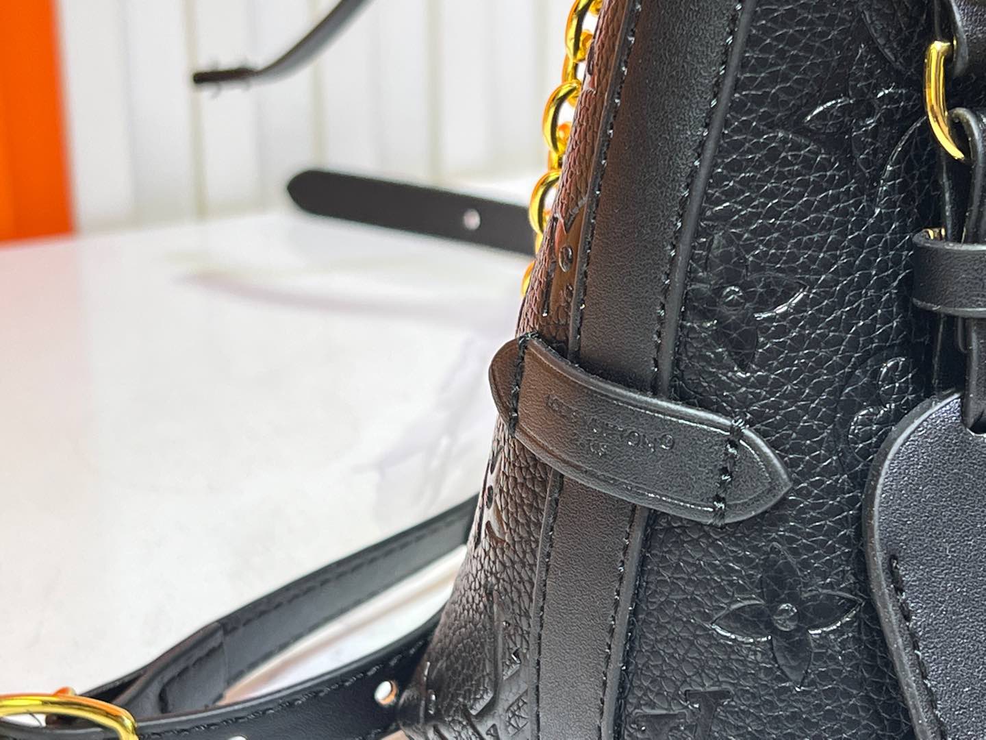 2WE33BDE Stylish leather bag