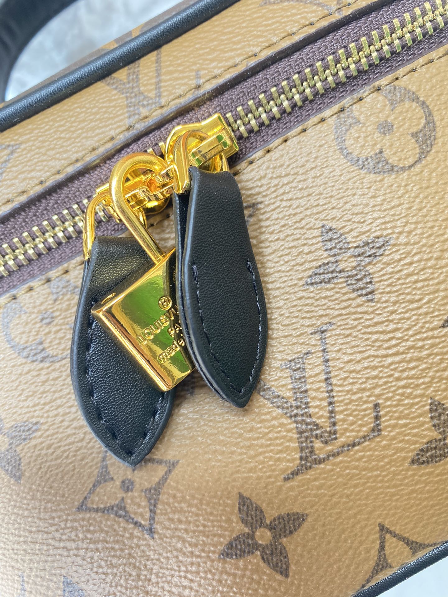 2XE121BDE Stylish leather bag 