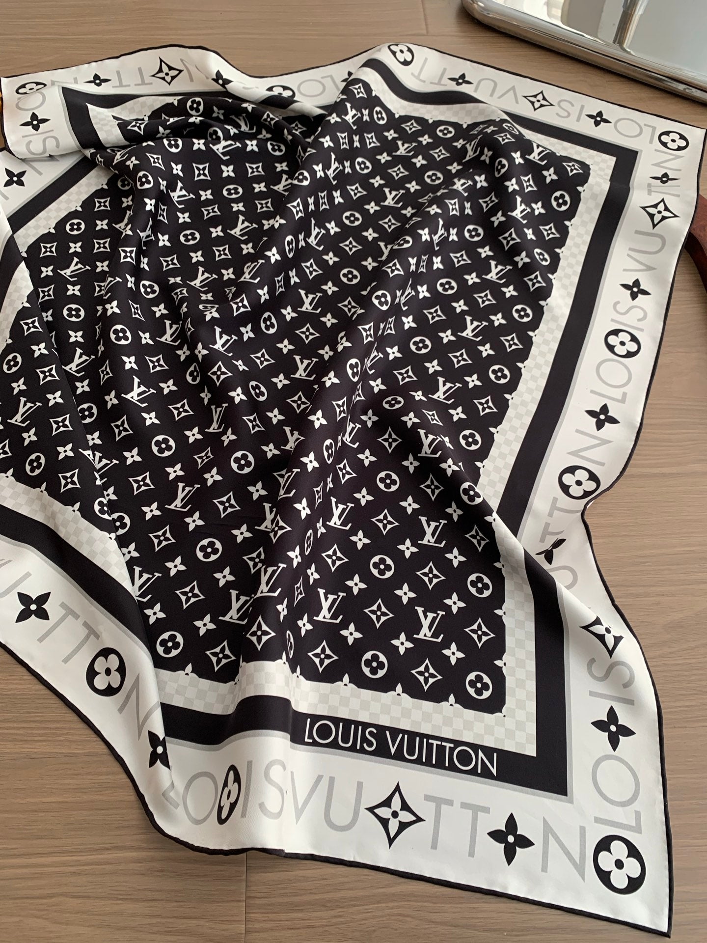 155NE7WDE Stylish Silk Scarve