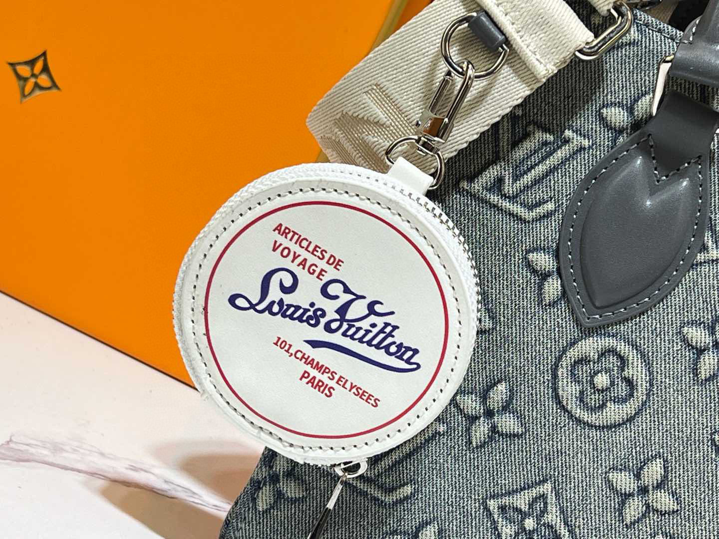 1WE94BDE Stylish canvas bag