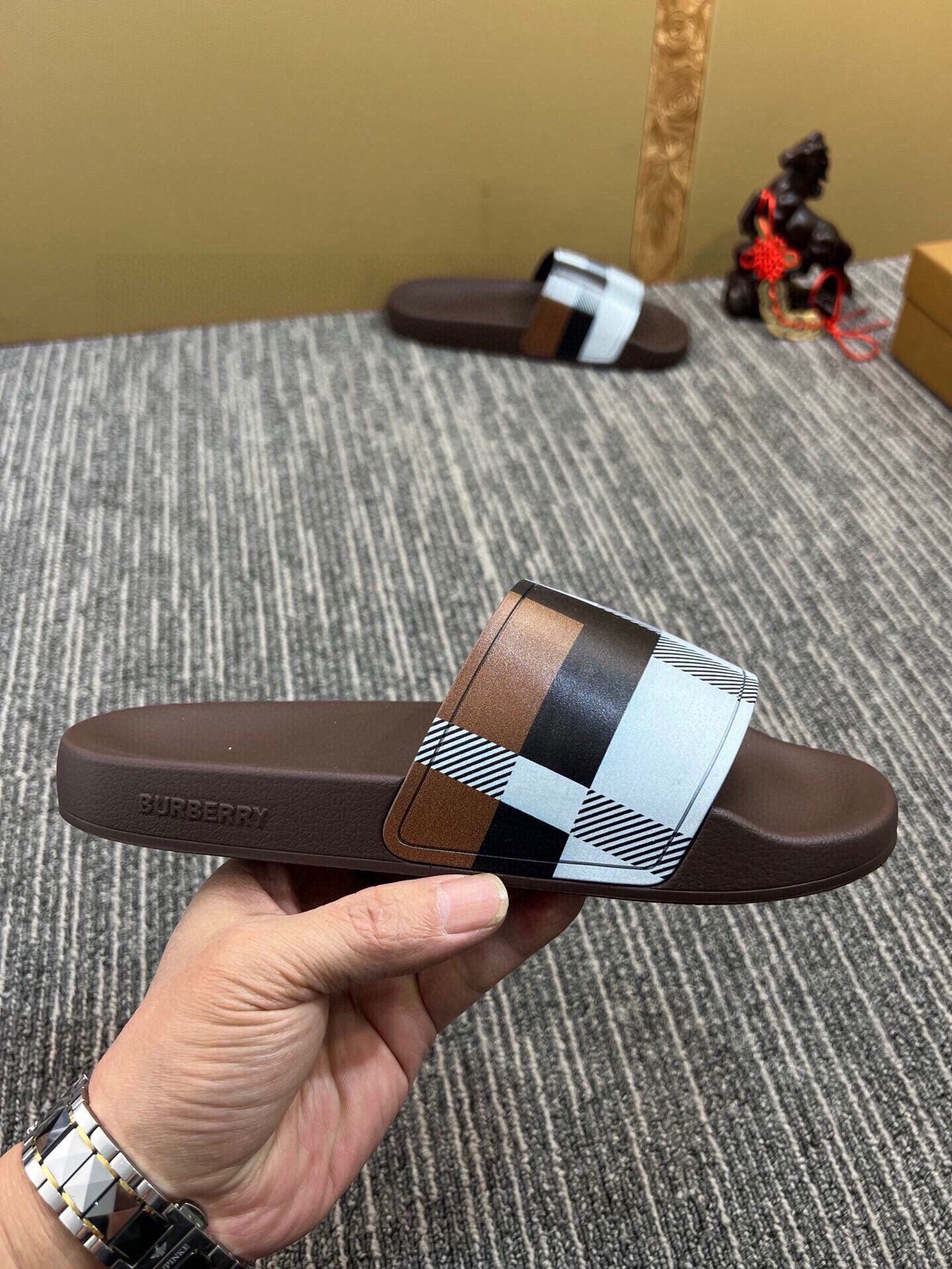 535ZR260ZDE Stylish Slippers